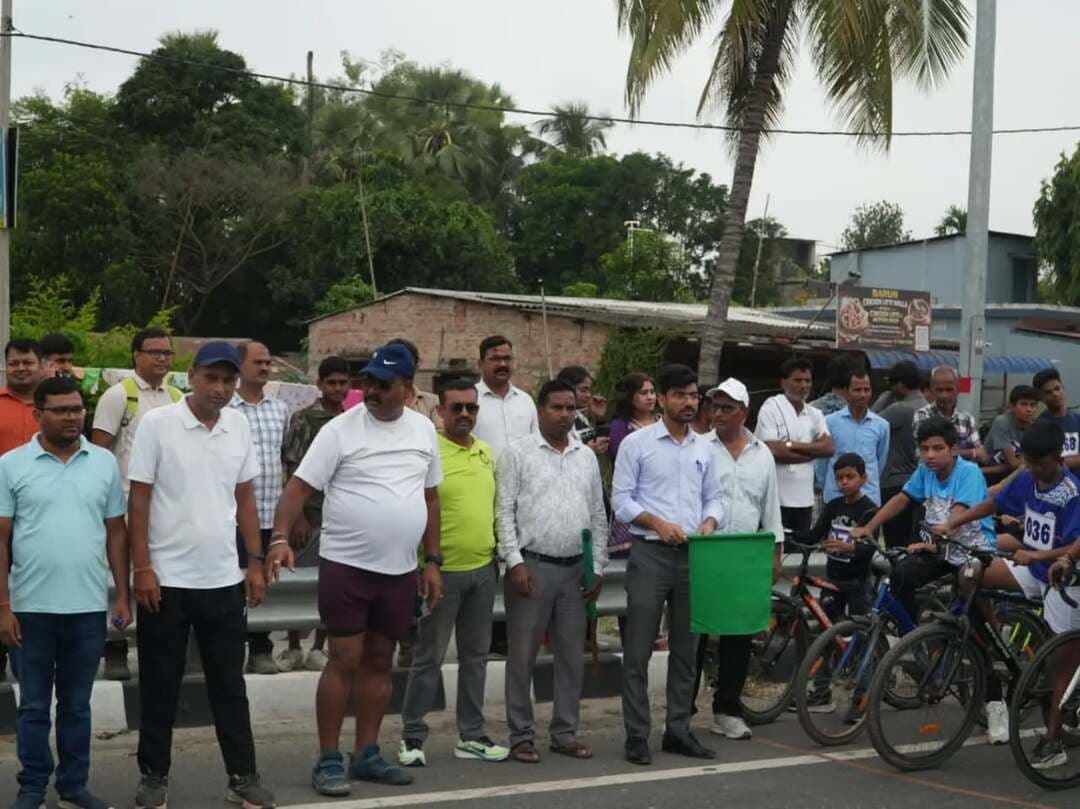 समाहरणालय पूर्णिया,
जनसंपर्क कार्यालय,
प्रेस विज्ञप्ति:-1639,
दिनांक:11अक्टूबर 2026,
==================
प्रमंडल स्तरीय विद्यालय खेल महाकुंभ का भव्य समापन:-
विजेताओं को किया गया सम्मानित:-
पूर्णिया जिला स्कूल (सरस्वती विद्या निकेतन) के क्रीड़ा प्रांगण में 07 से 10 अक्टूबर 2026 तक आयोजित चार दिवसीय प्रमंडल स्तरीय विद्यालय खेल महाकुंभ का शनिवार को सफलतापूर्वक समापन हो गया।
खेल विभाग (बिहार सरकार), बिहार राज्य खेल प्राधिकरण और जिला प्रशासन के संयुक्त तत्वावधान में आयोजित इस प्रतियोगिता में अंडर-14, 17 एवं 19 आयु वर्ग के बालक-बालिकाओं ने हिस्सा लिया।
समापन समारोह की अध्यक्षता वरीय उपसमाहर्ता-सह-जिला खेल पदाधिकारी श्री रविशंकर झा ने की।
उन्होंने विजेता और उपविजेता खिलाड़ियों को ट्रॉफी और प्रमाण पत्र देकर सम्मानित किया।
प्रमुख परिणाम: वॉलीबॉल (अंडर-19 बालक) में अररिया विजेता और पूर्णिया उपविजेता रहा; वहीं फुटबॉल (बालिका अंडर-19) और वॉलीबॉल (बालिका/बालक अंडर-17) में पूर्णिया का दबदबा रहा। क्रिकेट (अंडर-19 बालक) में कटिहार विजेता बना।
राज्य स्तरीय मेजबानी: जिला खेल पदाधिकारी ने घोषणा की कि पूर्णिया जिला एथलेटिक्स बालक वर्ग (अंडर-14, 17 एवं 19) की राज्य स्तरीय प्रतियोगिता की मेजबानी करेगा।
प्रेरणादायी संदेश: जिला खेल पदाधिकारी ने खिलाड़ियों को प्रोत्साहित करते हुए कहा कि "मन के हारे हार है, मन के जीते जीत", और बिहार सरकार की "मेडल लाओ, नौकरी पाओ" योजना की सराहना की।
#cmsamrat
#samratchoudhary