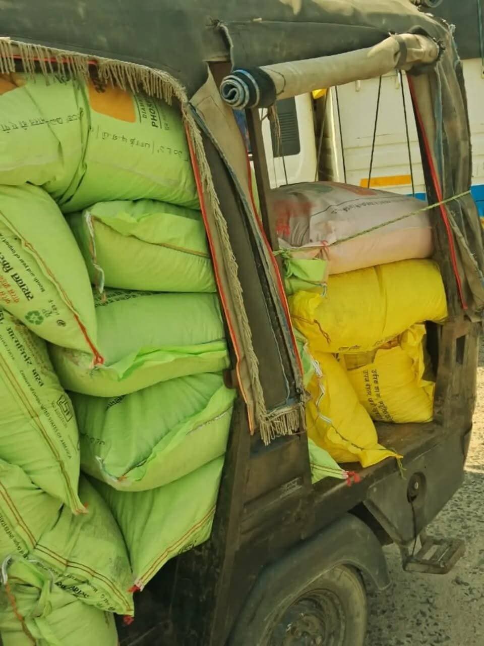 समाहरणालय पूर्णिया,
जनसंपर्क कार्यालय
प्रेस विज्ञप्ति:-1638,
दिनांक 11/10/2026,
==================
जिलाधिकारी के निर्देश पर बायसी अनुमंडल प्रशासन की बड़ी कार्रवाई: दालकोला चेकपोस्ट पर अवैध उर्वरक से लदे 3 वाहन जब्त:-
जिला पदाधिकारी श्री अंशुल कुमार (भा.प्र.से.) के कड़े निर्देश के आलोक में जिले में उर्वरक की अवैध तस्करी और कालाबाजारी के खिलाफ सघन जांच अभियान चलाया जा रहा है।
इसी क्रम में अनुमंडल पदाधिकारी (SDO) बायसी, श्री अभिषेक रंजन के नेतृत्व में रविवार को दालकोला चेकपोस्ट पर विशेष जांच के दौरान अवैध रूप से उर्वरक ले जा रहे तीन वाहनों को जब्त किया गया है।
त्वरित कार्रवाई:-- दालकोला चेकपोस्ट पर सघन वाहन जांच के दौरान अधिकारियों की टीम ने संदेह के आधार पर वाहनों को रोका। जांच करने पर वाहनों में अवैध रूप से लदा उर्वरक पाया गया, जिसके वैध कागजात चालक प्रस्तुत नहीं कर सके।
प्राथमिकी एवं विधिक कार्रवाई के निर्देश: अनुमंडल पदाधिकारी द्वारा मामले को गंभीरता से लेते हुए अनुमंडल कृषि पदाधिकारी को संबंधित नियमों एवं उर्वरक नियंत्रण आदेश के तहत त्वरित प्राथमिकी दर्ज करने तथा कठोर नियमानुकूल कार्रवाई करने का निर्देश दिया गया है।
प्रशासन की चेतावनी:-- जिला प्रशासन द्वारा स्पष्ट किया गया है कि जिले में खाद/उर्वरक की कालाबाजारी, अवैध भंडारण या गैर-कानूनी परिवहन किसी भी परिस्थिति में बर्दाश्त नहीं किया जाएगा।
ऐसे कार्यों में संलिप्त पाए जाने वाले असामाजिक तत्वों एवं व्यवसायियों के विरुद्ध सख्त कानूनी कार्रवाई जारी रहेगी।
#cmsamrat
#samratchoudhary