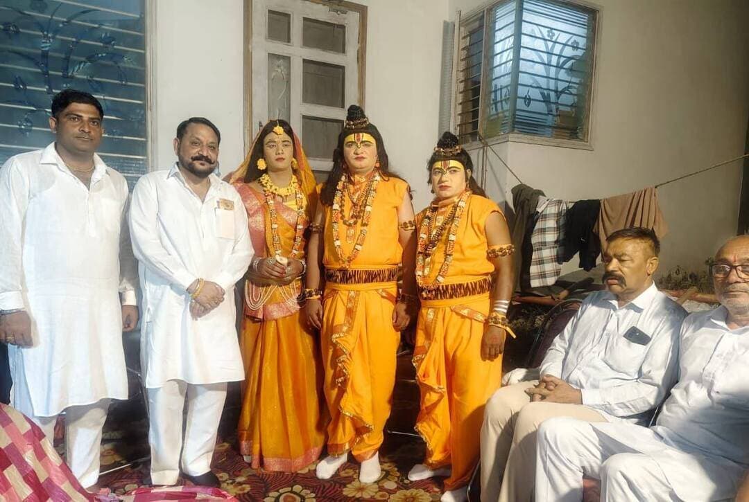 रादौर। हल्का रादौर के गांव जठलाना में आयोजित रामलीला समारोह में विशेष अतिथि के रूप में जिला ओबीसी कांग्रेस के विक्रम सैनी पहुंचे इस अवसर पर रामलीला कमेटी के पदाधिकारियों एवं सदस्यों ने विशेष अतिथि को सम्मानित किया।
इस दौरान उन्होंने रामलीला कमेटी के सभी पदाधिकारियों एवं सदस्यों का आभार व्यक्त करते हुए कहा कि यह सम्मान उनके लिए गर्व की बात है। उन्होंने कहा कि यह सम्मान गांव वासियों के स्नेह, विश्वास और अपनत्व का प्रतीक है।
उन्होंने कहा कि भगवान श्रीराम के आदर्शों पर आधारित रामलीला भारतीय संस्कृति और परंपराओं का महत्वपूर्ण हिस्सा है। रामलीला हमें सत्य, धर्म, मर्यादा और बुराई पर अच्छाई की जीत का संदेश देती है। भगवान श्रीराम के आदर्शों को अपने जीवन में अपनाकर समाज में अच्छे संस्कारों और सकारात्मक विचारों को बढ़ावा दिया जा सकता है।