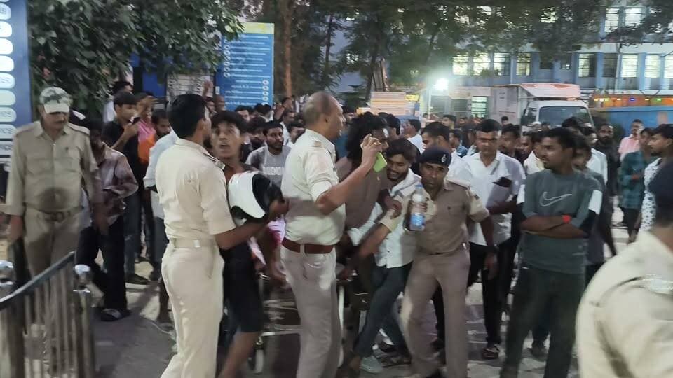 भभुआ सब्जी मंडी के पास एक युवक को चाकू मार कर किया गया हत्या,एकता चौक को किया जाम