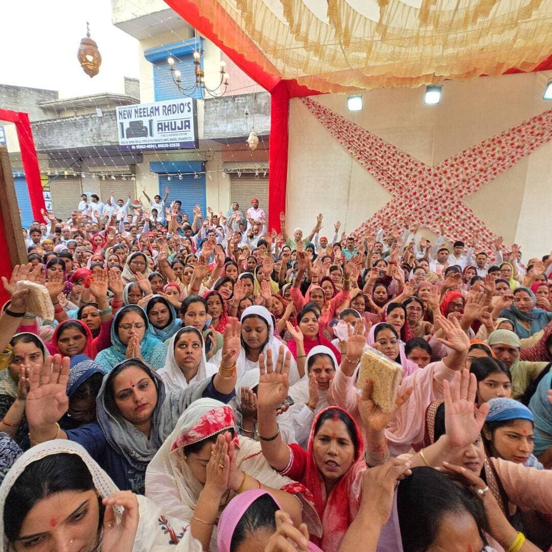 ध्वजा परिक्रमा के साथ पूज्य ज्वाला माता जी मंदिर में नवरात्रों का शुभारंभ
भव्य सजावट से सजा पूज्य ज्वाला माता जी मंदिर, श्रद्धालुओं में दिखा उत्साह;
आईटीआई–ससौली रोड स्थित पूज्य ज्वाला माता जी मंदिर में नवरात्रों का शुभारंभ ध्वजा परिक्रमा के साथ श्रद्धा, भक्ति और उल्लासपूर्ण वातावरण में किया गया। नवरात्रों के पावन अवसर पर मंदिर को भव्य एवं आकर्षक रूप में सजाया गया है। मंदिर की सुंदर सजावट श्रद्धालुओं के लिए विशेष आकर्षण का केंद्र बनी हुई है। माता रानी के जयकारों से मंदिर परिसर भक्तिमय हो उठा और श्रद्धालुओं ने मां भगवती के चरणों में शीश नवाकर परिवारों की सुख-समृद्धि, शांति एवं खुशहाली की कामना की।
नवरात्रों के शुभारंभ पर ध्वजा परिक्रमा के दौरान श्रद्धालुओं ने पूरे भक्तिभाव के साथ भाग लिया। ध्वज परिक्रमा को मां भगवती के प्रति अटूट आस्था, विश्वास और समर्पण का प्रतीक मानते हुए भक्तों ने माता रानी से सभी के कल्याण की प्रार्थना की। मंदिर की भव्य सजावट और आध्यात्मिक वातावरण ने आयोजन की शोभा को और बढ़ा दिया।
सेवक रसिक जी ने कहा कि नवरात्रों का पावन पर्व मां भगवती की आराधना करने के साथ-साथ अपने जीवन में अच्छे विचारों, सदाचार और सेवा भावना को अपनाने का अवसर है। मां दुर्गा की उपासना हमें साहस, धैर्य और कठिन परिस्थितियों का सामना करने की शक्ति प्रदान करने की प्रेरणा देती है। उन्होंने कहा कि ध्वज परिक्रमा के साथ नवरात्रों का शुभारंभ श्रद्धालुओं की अटूट आस्था और मां के प्रति समर्पण को दर्शाता है। प्रत्येक व्यक्ति को माता रानी की भक्ति के साथ अपने जीवन में मानवता, प्रेम और परोपकार के मूल्यों को भी अपनाना चाहिए।
सेवक रसिक जी ने कहा कि पूज्य ज्वाला माता जी मंदिर में नवरात्रों के अवसर पर की गई भव्य सजावट श्रद्धालुओं के आकर्षण का केंद्र है। ऐसे धार्मिक आयोजन लोगों को आध्यात्मिक रूप से जोड़ने के साथ-साथ समाज में आपसी प्रेम, भाईचारे और सद्भाव को बढ़ावा देते हैं। उन्होंने मां भगवती से प्रार्थना की कि सभी के जीवन में सुख-शांति, समृद्धि और खुशहाली बनी रहे तथा प्रत्येक परिवार पर माता रानी की कृपा बरसती रहे।
सेवक समर्पित जी ने कहा कि नवरात्र केवल धार्मिक अनुष्ठानों का पर्व नहीं, बल्कि शक्ति, भक्ति और सकारात्मक ऊर्जा का प्रतीक है। मां भगवती की आराधना हमें बुराइयों पर अच्छाई की विजय, नारी शक्ति के सम्मान और सत्य के मार्ग पर चलने की प्रेरणा देती है। उन्होंने कहा कि ध्वज परिक्रमा के साथ नवरात्रों का शुभारंभ करना श्रद्धालुओं के लिए आस्था और आध्यात्मिक चेतना का विशेष अवसर है।
सेवक समर्पित जी ने कहा कि मंदिर को भव्य रूप में सजाकर नवरात्रों का स्वागत किया गया है, जिससे मंदिर परिसर में श्रद्धा और भक्ति का सुंदर वातावरण बना हुआ है। उन्होंने कहा कि मां भगवती के प्रति सच्ची श्रद्धा का अर्थ मानव सेवा, जरूरतमंदों की सहायता और समाज के प्रति अपने कर्तव्यों का पालन करना भी है। नवरात्रों के दौरान प्रत्येक व्यक्ति को अच्छे विचारों और सद्कर्मों को अपनाने का संकल्प लेना चाहिए।
उन्होंने आगे कहा कि मां ज्वाला जी की कृपा से समाज में सुख-समृद्धि, शांति और खुशहाली बनी रहे। धार्मिक आयोजन हमारी संस्कृति और परंपराओं को जीवंत रखते हैं तथा नई पीढ़ी को आध्यात्मिक मूल्यों से जोड़ने में महत्वपूर्ण भूमिका निभाते हैं।
ध्वजा परिक्रमा के साथ नवरात्रों के शुभारंभ पर श्रद्धालुओं में विशेष उत्साह देखने को मिला। मंदिर में की गई भव्य सजावट और भक्तिमय वातावरण ने आयोजन को विशेष बना दिया। श्रद्धालुओं ने मां ज्वाला जी से समस्त क्षेत्र की सुख-समृद्धि, शांति, खुशहाली और जनकल्याण की प्रार्थना की।