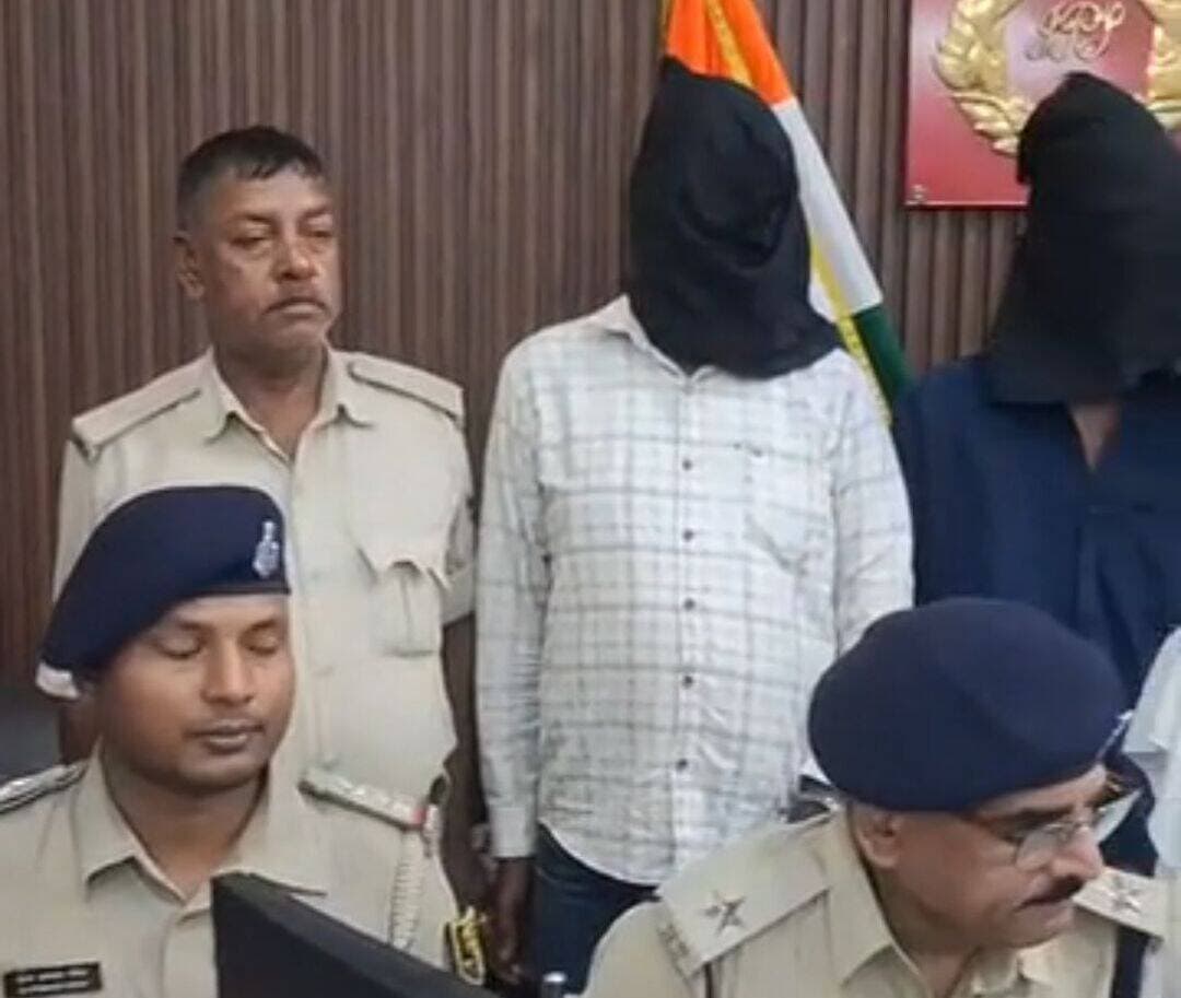 मुजफ्फरपुर में चेन छिनतई करने वाले गिरोह का खुलासा, दो आरोपी गिरफ्तार; घर की बालकनी में कूड़ेदान से मिली पिस्टल
क
