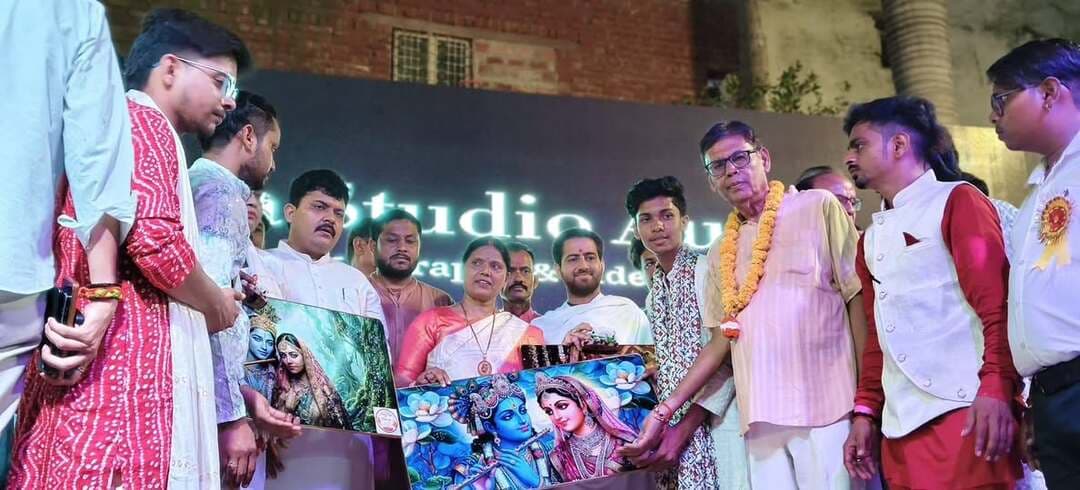 💃🪔 औरैया में डांडिया की धूम! श्री गोपाल वाटिका आश्रम में सजी उत्सव की शाम, गरबे की थाप पर झूमे लोग 🎉
📍 औरैया | 11 अक्टूबर 2026
शहर के महावीरगंज स्थित श्री गोपाल वाटिका आश्रम में शनिवार की देर शाम औरैया फ्लैश न्यूज के तत्वावधान में भव्य नाइट डांडिया शो का आयोजन किया गया। पारंपरिक वेशभूषा में सजे बच्चों, युवतियों और महिलाओं ने गरबे की थाप पर उत्साह के साथ नृत्य कर कार्यक्रम को यादगार बना दिया। 💃✨
कार्यक्रम का शुभारंभ सदर विधायक गुड़िया कठेरिया ने मां सरस्वती के चित्र के समक्ष दीप प्रज्वलित कर किया। कार्यक्रम में मुख्य वक्ता के रूप में पूर्व दस्यु सुंदरी सीमा परिहार ने भी प्रतिभाग किया।
🎤 वक्ताओं ने दिया हुनर दिखाने और आगे बढ़ने का संदेश
सदर विधायक गुड़िया कठेरिया ने आयोजन की सराहना करते हुए आयोजकों और प्रतिभागियों का उत्साहवर्धन किया तथा ऐसे सांस्कृतिक कार्यक्रमों को आगे बढ़ाने के लिए युवाओं की सराहना की।
वहीं, सीमा परिहार ने अपने जीवन के अनुभव साझा करते हुए कहा कि उन्होंने कभी कल्पना नहीं की थी कि चंबल के जंगलों से निकलकर वह इस मुकाम तक पहुंचेंगी। उन्होंने बताया कि बुजुर्गों का आशीर्वाद और मिले अवसर उनके जीवन में महत्वपूर्ण रहे हैं। उन्होंने माताओं और बहनों से संकोच छोड़कर अपनी प्रतिभा सामने लाने और आगे बढ़ने का आह्वान किया।
इस अवसर पर भागवताचार्य अंकुर जी महाराज, गोपाल सेवा संस्थान के प्रदेश अध्यक्ष रमन पोरवाल, एडवोकेट अर्पित दुबे, नगर पालिका प्रतिनिधि अभिषेक गुप्ता, रजनीश शिखरवार सहित अन्य गणमान्य लोग मौजूद रहे। कार्यक्रम का संचालन समाजसेवी दिलीप गुप्ता ने किया।
🎊 संस्कृति, उत्साह और प्रतिभा का संगम बना डांडिया शो!
कार्यक्रम में उपस्थित लोगों ने आयोजन की सराहना की। बड़ी संख्या में लोगों की सहभागिता ने शाम को उत्सवमय बना दिया।
📲 औरैया की हर खास गतिविधि, सांस्कृतिक आयोजन और स्थानीय अपडेट के लिए हमारे पेज को अभी फॉलो करें।
❤️ दिबियापुर द लीजेंड | Auraiya की अपनी पहचान
📰 जानकारी भरोसे की
📢🔥 औरैया की हर छोटी-बड़ी खबर सबसे पहले पाने के लिए अभी हमारा फेसबुक पेज FOLLOW करें!
❤️ आपका एक FOLLOW हमें औरैया की आवाज़ को बुलंद करने और शहर की हर खास खबर आप तक पहुँचाने की ताकत देता है।
👍 पोस्ट पसंद आए तो LIKE करें।
💬 अपनी राय COMMENT में जरूर बताएं।
📲 खबर को अपने दोस्तों और परिचितों के साथ SHARE करें।
🔔 पेज को FOLLOW करके NOTIFICATION ON कर लें, ताकि औरैया की कोई भी बड़ी खबर आपसे छूट न जाए!
🙏 आपका साथ, हमारी ताकत!
📰 दिबियापुर द लीजेंड — औरैया की अपनी पहचान, आपकी अपनी आवाज़।
#Auraiya #DandiyaNight #GudiyaKatheria #SeemaParihar #DibiyapurTheLegend