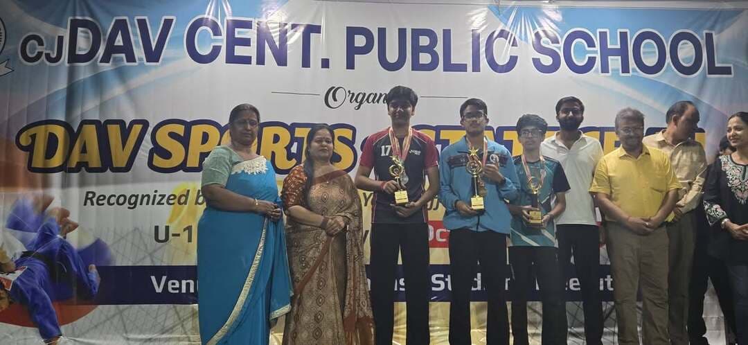 🏆 डीएवी राज्यस्तरीय खेल प्रतियोगिता में गेल डीएवी का जलवा, खिलाड़ियों ने जीते स्वर्ण, रजत और कांस्य पदक! 🥇🥈🥉
📍 दिबियापुर | औरैया
डीएवी राज्यस्तरीय खेल प्रतियोगिता (उत्तर प्रदेश) 2026 में गेल डीएवी पब्लिक स्कूल, गेल गाँव के बालक एवं बालिका खिलाड़ियों ने शानदार प्रदर्शन करते हुए विद्यालय का गौरव बढ़ाया। टेबल टेनिस, बैडमिंटन, शतरंज, योग, एथलेटिक्स और रोलर स्केटिंग में विद्यार्थियों ने अपनी प्रतिभा, मेहनत और खेल भावना का परिचय देते हुए अनेक पदक अपने नाम किए।
🏓 टेबल टेनिस में शानदार प्रदर्शन
बालक वर्ग
🥇 अंडर-14 व्यक्तिगत स्पर्धा: शिवांश सिंह।
🥇 अंडर-14 टीम स्पर्धा: शिवांश सिंह, अर्णव गुप्ता और नक्ष धाकड़।
🥇 अंडर-17 व्यक्तिगत स्पर्धा: रिभव देसवाल।
🥇 अंडर-17 टीम स्पर्धा: रिभव देसवाल, अक्ष सिंघल और यशवर्धन त्रिपाठी।
बालिका वर्ग
🥇 अंडर-14 व्यक्तिगत स्पर्धा: रियांशी गर्ग (कक्षा सातवीं)।
🥇 अंडर-14 टीम स्पर्धा: रियांशी गर्ग, इशल शाहिद (कक्षा छठी) और सृष्टि राज (कक्षा सातवीं)।
🥈 अंडर-17 व्यक्तिगत स्पर्धा: अनिका चौधरी (कक्षा नौवीं)।
🥈 अंडर-17 टीम स्पर्धा: अनिका चौधरी, सुनिष्का सिंह और जागृति (कक्षा दसवीं)।
🏸 बैडमिंटन में भी खिलाड़ियों ने चमक बिखेरी
🥇 अंडर-17 बालिका टीम स्पर्धा: मोही सिंह (कक्षा ग्यारहवीं), हीर पटेल और हिया पटेल (कक्षा दसवीं)।
🥇 अंडर-17 व्यक्तिगत स्पर्धा: मोही सिंह।
🥈 अंडर-14 बालिका टीम स्पर्धा: आद्या दक्ष (कक्षा सातवीं), अयाति शुक्ला और मेधा शर्मा (कक्षा आठवीं)।
🥈 अंडर-14 व्यक्तिगत स्पर्धा में भी विद्यालय ने रजत पदक हासिल किया।
♟️ शतरंज में दोनों आयु वर्गों में स्वर्णिम सफलता
🥇 अंडर-14 बालक वर्ग: प्रधुम्न (कक्षा आठवीं), अभय प्रताप सिंह (कक्षा सातवीं), वशिष्ठ मिश्रा (कक्षा आठवीं) और मेधांश सिंह (कक्षा नौवीं)।
🥇 अंडर-19 बालक वर्ग: विदित शुक्ला (कक्षा ग्यारहवीं), हर्षित (कक्षा बारहवीं), श्रेयान (कक्षा ग्यारहवीं) और आशुतोष कश्यप (कक्षा दसवीं)।
🧘 योग प्रतियोगिता में भी शानदार उपलब्धियां
🥇 अंडर-17 बालक व्यक्तिगत स्पर्धा: प्री-हंसराज (कक्षा सातवीं)।
🥇 अंडर-17 बालक टीम स्पर्धा: प्री-हंसराज, ऋषि थापा, राघव पोरवाल और चित्रांश यादव (सभी कक्षा सातवीं)।
🥇 अंडर-19 बालिका व्यक्तिगत स्पर्धा: निष्ठा मिश्रा (कक्षा दसवीं)।
🥈 अंडर-17 बालिका टीम स्पर्धा: मनु (कक्षा आठवीं), जाह्नवी गुप्ता (कक्षा सातवीं), संस्कृति (कक्षा छठी) और सान्वी पांडेय (कक्षा पाँचवीं)।
🥉 अंडर-14 बालिका टीम स्पर्धा: आराध्या सिंह और प्राणिका पोरवाल (कक्षा छठी), शुभांगी और हिमांशी (कक्षा आठवीं)।
🏃 एथलेटिक्स में पदकों की बरसात
बालक वर्ग
🥇 हर्ष राज सिंह — 100 मीटर और 200 मीटर दौड़।
🥉 निशांत पांडेय — शॉट पुट और डिस्कस थ्रो।
बालिका वर्ग
🥇 तन्वी त्यागी (कक्षा आठवीं) — अंडर-14 की 400 मीटर दौड़।
🥈 तन्वी त्यागी — अंडर-14 की 200 मीटर दौड़।
🥉 अनुष्का सिंह (कक्षा छठी) — 800 मीटर दौड़।
🥇 अश्मा (कक्षा ग्यारहवीं) — अंडर-17 डिस्कस थ्रो।
🥇 तान्या यादव (कक्षा नौवीं) — अंडर-19 डिस्कस थ्रो।
🥇 इशिता सिंघल (कक्षा आठवीं) — 800 मीटर और 1500 मीटर दौड़।
🛼 रोलर स्केटिंग में भी दिखाया दमखम
🥉 रक्षित कुमार — बालक अंडर-17 इनलाइन 300 मीटर स्पर्धा।
🥉 शिवांश मिश्रा — बालक अंडर-17 इनलाइन 500 मीटर स्पर्धा।
🥈 अवनिका प्रजापति (कक्षा छठी) — बालिका अंडर-14 इनलाइन 300 मीटर स्पर्धा।
🏫 कहां आयोजित हुई प्रतियोगिता?
बालक वर्ग की प्रतियोगिता डीएवी सेंटेनरी पब्लिक स्कूल, चंद्र नगर, गाजियाबाद तथा सी. जे. डीएवी पब्लिक स्कूल, मेरठ में आयोजित हुई। वहीं, बालिका वर्ग की राज्यस्तरीय प्रतियोगिता डीएवी फर्टिलाइजर पब्लिक स्कूल, बबराला में संपन्न हुई।
विद्यालय की प्रधानाचार्या श्रीमती प्रियंका गौर ने खिलाड़ियों की उपलब्धियों पर प्रसन्नता व्यक्त करते हुए सभी विजेताओं को बधाई दी। विद्यालय परिवार ने सभी पदक विजेता खिलाड़ियों, प्रशिक्षकों एवं मार्गदर्शक शिक्षकों की सराहना करते हुए उनके उज्ज्वल भविष्य की कामना की।
🎉 गेल डीएवी के इन होनहार खिलाड़ियों ने अपनी मेहनत और प्रतिभा से दिबियापुर का मान बढ़ाया है। सभी विजेता खिलाड़ियों को हार्दिक बधाई एवं शुभकामनाएं!
📲 औरैया जिले की ऐसी ही उपलब्धियों, प्रतिभाओं और महत्वपूर्ण जानकारियों के लिए हमारे पेज को फॉलो करें।
दिबियापुर द लीजेंड | Auraiya की अपनी पहचान
जानकारी भरोसे की ❤️
#GAILDAV #DAVSports2026 #Dibiyapur #Auraiya #DibiyapurTheLegend