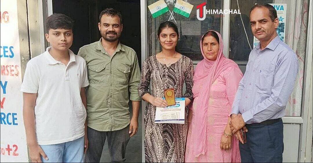 घुमारवीं की रिया शर्मा का PRT स्पेशल एजुकेशन में चयन, ध्रुवा एकेडमी में जश्न का माहौल
बिलासपुर की बेटी ने मेहनत और लगन से हासिल की सफलता, विशेष आवश्यकता वाले बच्चों को शिक्षित करना है लक्ष्य
घुमारवीं (बिलासपुर)। हिमाचल प्रदेश के बिलासपुर जिले के घुमारवीं की रिया शर्मा ने PRT स्पेशल एजुकेशन में चयनित होकर अपने परिवार और क्षेत्र का नाम रोशन किया है। घुमारवीं स्थित ध्रुवा एकेडमी की छात्रा रिया की इस उपलब्धि पर एकेडमी में खुशी का माहौल है।
रिया शर्मा, पुत्री तिलक राज और अंजना देवी, गांव परनाल, तहसील घुमारवीं की निवासी हैं। एक साधारण मध्यमवर्गीय परिवार से संबंध रखने वाली रिया ने अपनी मेहनत, अनुशासन और लगन के दम पर यह सफलता हासिल की है। उनका सपना शिक्षिका बनकर समाज की सेवा करना रहा है।
विशेष आवश्यकता वाले बच्चों को शिक्षित करना है लक्ष्य
रिया शर्मा ने अपनी सफलता का श्रेय अपने माता-पिता और ध्रुवा एकेडमी घुमारवीं को दिया। उन्होंने कहा कि अब उनका लक्ष्य विशेष आवश्यकता वाले बच्चों को शिक्षित करना है, ताकि उन्हें भी शिक्षा के माध्यम से समाज की मुख्यधारा से जोड़ने में योगदान दिया जा सके।
एकेडमी में सम्मानित हुईं रिया शर्मा
रिया के चयन की खबर मिलने के बाद ध्रुवा एकेडमी में खुशी का माहौल बन गया। एकेडमी के प्रबंध निदेशक अक्षय शर्मा ने रिया को मिठाई खिलाकर सम्मानित किया और उनकी उपलब्धि पर बधाई दी।
अक्षय शर्मा ने कहा कि रिया एकेडमी की मेहनती और अनुशासित छात्राओं में से एक रही हैं। PRT स्पेशल एजुकेशन में उनका चयन अन्य विद्यार्थियों के लिए भी प्रेरणा का स्रोत बनेगा।
ध्रुवा एकेडमी में विभिन्न प्रतियोगी परीक्षाओं की तैयारी
एकेडमी के प्रबंध निदेशक अक्षय शर्मा ने बताया कि संस्थान में नए सत्र के लिए प्रवेश प्रक्रिया जारी है। यहां TET, TGT आर्ट्स एवं मेडिकल, मेडिकल और नॉन-मेडिकल, सैनिक स्कूल, नवोदय विद्यालय और मिलिट्री स्कूल प्रवेश परीक्षाओं की तैयारी करवाई जाती है।
इसके अलावा HP पुलिस, आर्मी, पटवारी सहित विभिन्न सरकारी भर्तियों, NEET और JEE की तैयारी के लिए भी कक्षाएं संचालित की जा रही हैं। संस्थान में कक्षा 1 से 12 तक CBSE और हिमाचल प्रदेश बोर्ड के विद्यार्थियों के लिए अनुभवी शिक्षकों द्वारा शाम की ट्यूशन कक्षाएं भी उपलब्ध हैं।
रिया शर्मा की यह उपलब्धि उनकी मेहनत और लक्ष्य के प्रति समर्पण को दर्शाती है। विशेष आवश्यकता वाले बच्चों को शिक्षित करने का उनका संकल्प शिक्षा के क्षेत्र में सकारात्मक योगदान देने की दिशा में एक महत्वपूर्ण कदम है।
<nis:link nis:type=tag nis:id=riyasharma nis:value=RiyaSharma nis:enabled=true nis:link/> <nis:link nis:type=tag nis:id=dhruvaacademy nis:value=DhruvaAcademy nis:enabled=true nis:link/> <nis:link nis:type=tag nis:id=ghumarwin nis:value=Ghumarwin nis:enabled=true nis:link/> <nis:link nis:type=tag nis:id=bilaspurhimachal nis:value=BilaspurHimachal nis:enabled=true nis:link/> <nis:link nis:type=tag nis:id=prtspecialeducation nis:value=PRTSpecialEducation nis:enabled=true nis:link/> <nis:link nis:type=tag nis:id=educationnews nis:value=EducationNews nis:enabled=true nis:link/> <nis:link nis:type=tag nis:id=successstory nis:value=SuccessStory nis:enabled=true nis:link/> <nis:link nis:type=tag nis:id=himachalnews nis:value=HimachalNews nis:enabled=true nis:link/> <nis:link nis:type=tag nis:id=uthimachal nis:value=UTHimachal nis:enabled=true nis:link/> <nis:link nis:type=tag nis:id=utnews nis:value=UTNews nis:enabled=true nis:link/>