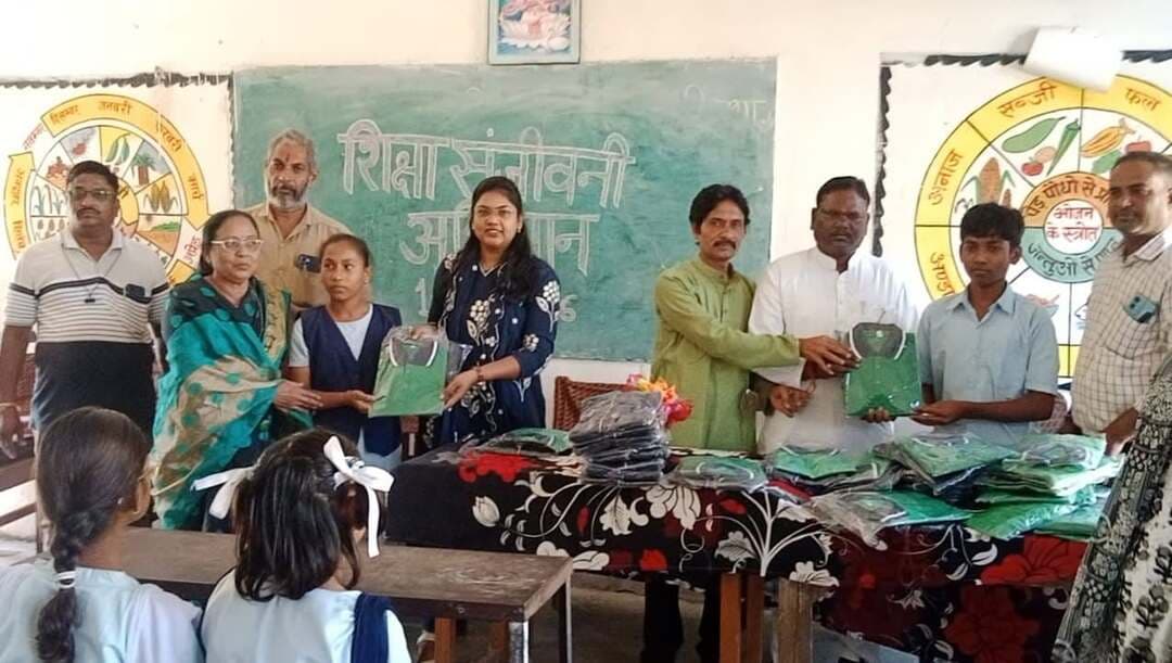 ➡️ #शिक्षा_संजीवनी_अभियान: शासकीय एकीकृत माध्यमिक शाला पुलिस लाइन में विद्यार्थियों को वितरित की टी-शर्ट एवं लोअर
विद्यार्थियों को बेहतर शैक्षणिक वातावरण उपलब्ध कराने तथा उनमें अनुशासन, समानता और एकरूपता की भावना विकसित करने के उद्देश्य से शासकीय एकीकृत माध्यमिक शाला पुलिस लाइन बैतूल में शिक्षा संजीवनी अभियान के अंतर्गत एक सराहनीय पहल की गई। संस्था प्रमुख एवं प्रधान पाठक श्रीमती आशा नायक द्वारा सभी विद्यार्थियों को टी-शर्ट एवं लोअर वितरित किए गए। साथ ही विद्यार्थियों को प्रत्येक बुधवार एवं शनिवार को इन परिधानों को पहनकर विद्यालय आने के लिए प्रेरित किया गया।
कार्यक्रम में जिला पंचायत उपाध्यक्ष श्री हंसराज धुर्वे, श्री मनीष मिसर, जिला शिक्षा अधिकारी सुश्री पूनम वरकड़े, संकुल प्राचार्य श्री एल.एल. लिल्लौरे , बीआरसी कन्या गंज के जनशिक्षक श्री राजेश महोते एवं श्री रवि अतुलकर, विद्यालय स्टाफ श्रीमती शारदा सोनी, श्रीमती अनीशा खान, श्रीमती स्नेहलता यादव, श्रीमती अर्चना देशमुख, श्रीमती माया आठनेरे एवं श्रीमती आशा सरनेकर उपस्थित रही।
Jansampark Madhya Pradesh
#JansamparkMP
#बैतूल
#betul