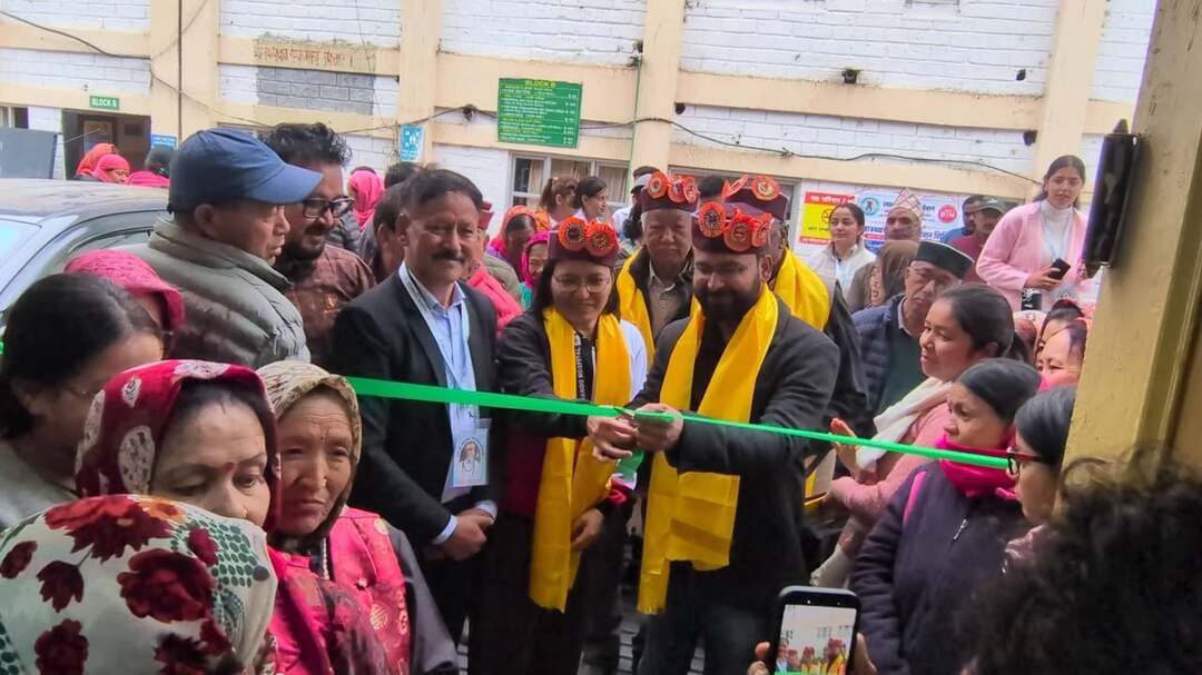 केलांग जिला अस्पताल में विशाल निःशुल्क नेत्र जांच व ऑपरेशन शिविर संपन्न,
लाला मेमे फाउंडेशन और भानू हॉस्पिटल के संयुक्त तत्वाधान में आयोजित हुआ शिविर
लला मेमे फाउंडेशन उठाएगी गरीब मरीजों के ऑपरेशन का खर्च
Kullu Times
लाला मेमे फाउंडेशन और भानू हॉस्पिटल के संयुक्त तत्वाधान में जिला अस्पताल केलांग में नवरात्रों के पहले दिन एक विशाल नेत्र जांच एवं ऑपरेशन शिविर का सफलतापूर्वक आयोजन किया गया। इस शिविर में लाहुल घाटी के असंख्य ग्रामीणों ने बढ़-चढ़कर भाग लिया और अपनी आँखों की जाँच करवाई।
शिविर का विधिवत शुभारंभ मुख्य अतिथि डॉ. एम. के. गांधी (मुख्य चिकित्सा अधिकारी) ने दीप प्रज्वलित कर किया। इस अवसर पर सेवानिवृत्त कमांडेंट चेतन विशिष्ट अतिथि व वरिष्ठ नागरिक तनज़ीन दोरजे उपस्थित रहे। शिविर के दौरान लाला मेमे फाउंडेशन के समस्त सदस्यों ने डॉ. कुसुम एवं अन्य सभी पधारे हुए अतिथियों का लाहुली परंपरा के अनुसार गर्मजोशी से स्वागत व अभिनंदन किया।
गरीब मरीजों का मुफ्त ऑपरेशन:
लाला मेमे फाउंडेशन के अध्यक्ष मंगल मनेपा ने इस पुनीत कार्य को सफल बनाने में सक्रिय भूमिका निभाने वाले सभी महानुभावों का दिल से आभार व्यक्त किया। इस शिविर में 350 से ज़्यादा लोगों ने इस शिविर का लाभ लिया ।उन्होंने विशेष रूप से घोषणा की कि इस शिविर में चिन्हित किए गए ऐसे सभी गरीब और जरूरतमंद मरीज, जो आँखों के ऑपरेशन का खर्च उठाने में असमर्थ हैं, उनके ऑपरेशन का पूरा खर्च लाला मेमे फाउंडेशन द्वारा वहन किया जाएगा।
कर्मचारियों का सम्मान और भविष्य की योजना:
शिविर को सुचारू रूप से चलाने में अपना बहुमूल्य योगदान देने के लिए सभी आशा वर्करों और स्थानीय अस्पताल कर्मियों को पवित्र 'खतक' (पारंपरिक लाहुली स्कार्फ) भेंट कर सम्मानित किया गया। अध्यक्ष मंगल मनेपा ने बताया कि फाउंडेशन स्वास्थ्य सेवाओं से वंचित लोगों की मदद के लिए पूरी तरह प्रतिबद्ध है और भविष्य में भी लाहुल-स्पीति के विभिन्न सुदूर भागों में समय-समय पर इस तरह के निःशुल्क चिकित्सा शिविरों का आयोजन जारी रखा जाएगा।
