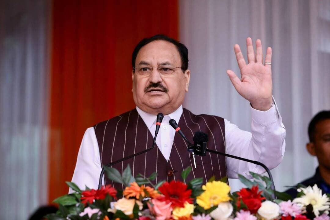 कांग्रेस सरकार कुशासन, कुप्रबंधन, कुनीति और कुव्यवस्था का पर्याय बन चुकी है, हिमाचल का विकास रोक रही सुक्खू सरकार : जगत प्रकाश नड्डा
केंद्र से मिले हजारों करोड़ रुपये भी खर्च नहीं कर पाई कांग्रेस सरकार, अपनी नाकामियां छिपाने के लिए दिल्ली पर दोष मढ़ना बंद करें मुख्यमंत्री : नड्डा
स्वास्थ्य ढांचे के लिए दिए ₹360 करोड़, 15 में से केवल एक क्रिटिकल केयर ब्लॉक बना; 73 ब्लॉक पब्लिक हेल्थ यूनिट में एक भी संचालित नहीं : नड्डा
ऊना बल्क ड्रग पार्क के लिए ₹1,000 करोड़ की केंद्रीय सहायता, ₹225 करोड़ जारी होने के बावजूद खर्च की धीमी रफ्तार कांग्रेस सरकार की कार्यशैली पर सवाल : नड्डा
स्थानीय निकाय चुनावों में भाजपा की शानदार जीत कांग्रेस सरकार के प्रति जनता के असंतोष का संकेत, कार्यकर्ताओं को 2027 के लिए दिया संगठन मजबूत करने का संदेश : नड्डा
Kullu Times
केंद्रीय स्वास्थ्य एवं परिवार कल्याण तथा रसायन एवं उर्वरक मंत्री जगत प्रकाश नड्डा ने कुल्लू जिले के पतलीकूहल स्थित मेला मैदान में आयोजित जनप्रतिनिधि एवं कार्यकर्ता सम्मेलन को संबोधित करते हुए हिमाचल प्रदेश की कांग्रेस सरकार और मुख्यमंत्री सुखविंद्र सिंह सुक्खू की कार्यप्रणाली पर तीखा हमला बोला। उन्होंने आरोप लगाया कि कांग्रेस सरकार के लगभग चार वर्षों के कार्यकाल में प्रदेश विकास के बजाय कुशासन, कुप्रबंधन, कुनीति और कुव्यवस्था का सामना कर रहा है। केंद्र सरकार द्वारा विकास और जनकल्याण के लिए उपलब्ध करवाई गई बड़ी धनराशि का भी प्रदेश सरकार समय पर उपयोग नहीं कर पा रही है।
नड्डा ने कहा कि मुख्यमंत्री सुखविंद्र सिंह सुक्खू बार-बार केंद्र सरकार पर हिमाचल प्रदेश की उपेक्षा का आरोप लगाते हैं, जबकि वास्तविकता यह है कि प्रधानमंत्री नरेंद्र मोदी के नेतृत्व वाली केंद्र सरकार ने प्रदेश को सड़क, रेल, स्वास्थ्य, ऊर्जा, उद्योग और जनकल्याण के क्षेत्र में व्यापक सहायता उपलब्ध करवाई है। उन्होंने कहा कि कांग्रेस सरकार को केंद्र पर आरोप लगाने के बजाय यह बताना चाहिए कि उपलब्ध करवाई गई धनराशि का समयबद्ध उपयोग क्यों नहीं हो रहा है।
उन्होंने कहा कि कांग्रेस सरकार की सबसे बड़ी समस्या प्रशासनिक कुप्रबंधन है। सरकार ने सत्ता में आते ही अनेक शिक्षण संस्थानों और स्वास्थ्य संस्थानों को बंद करने के निर्णय लिए तथा पूर्व सरकार के समय प्रारंभ किए गए विकास कार्यों को प्रभावित किया। उन्होंने आरोप लगाया कि प्रदेश सरकार की गलत नीतियों का खामियाजा आम जनता को भुगतना पड़ रहा है।
स्थानीय निकाय चुनावों में भाजपा की जीत का किया उल्लेख
नड्डा ने हाल ही में हुए स्थानीय निकाय चुनावों में भाजपा समर्थित प्रतिनिधियों की सफलता पर कार्यकर्ताओं और प्रदेश की जनता को बधाई दी। उन्होंने कहा कि इन चुनावों के परिणाम भाजपा के संगठनात्मक आधार और जनता के समर्थन को दर्शाते हैं।
उन्होंने अपने संबोधन में बताया कि धर्मशाला नगर निगम में 17 में से 11, मंडी में 14 में से 12 तथा कुल 63 वार्डों में से 37 पर भाजपा की जीत हुई है। उन्होंने जिला परिषद चुनावों में भी भाजपा समर्थित उम्मीदवारों की सफलता का उल्लेख करते हुए कहा कि 251 में से 190 सीटों पर भाजपा समर्थित प्रतिनिधियों की जीत का दावा संगठन के लिए उत्साहजनक है।
नड्डा ने कुल्लू, लाहौल-स्पीति और अन्य क्षेत्रों में भाजपा समर्थित जनप्रतिनिधियों को मिली सफलता का उल्लेख किया। उन्होंने मनाली क्षेत्र में चारों सीटों पर जीत का दावा करते हुए कार्यकर्ताओं को बधाई दी। उन्होंने कहा कि इन परिणामों को संगठन के लिए जनता से निरंतर जुड़े रहने और जनसमस्याओं के समाधान में सक्रिय भूमिका निभाने की जिम्मेदारी के रूप में देखना चाहिए।
प्रधानमंत्री मोदी के 25 वर्ष के शासकीय नेतृत्व का उल्लेख
नड्डा ने प्रधानमंत्री नरेंद्र मोदी के शासकीय नेतृत्व के 25 वर्ष पूर्ण होने पर उन्हें बधाई दी। उन्होंने कहा कि 7 अक्टूबर 2001 को गुजरात के मुख्यमंत्री के रूप में प्रारंभ हुई उनकी शासकीय यात्रा ने 7 अक्टूबर 2026 को 25 वर्ष पूरे किए हैं।
उन्होंने कहा कि प्रधानमंत्री मोदी ने सेवा, सुशासन, गरीब कल्याण और राष्ट्र निर्माण को अपने सार्वजनिक जीवन का आधार बनाया है। विकसित भारत 2047 का संकल्प देश को नई दिशा देने वाला है।
नड्डा ने कहा कि प्रधानमंत्री मोदी के नेतृत्व में देश ने आर्थिक विकास, आधारभूत ढांचे, डिजिटल प्रशासन और जनकल्याणकारी योजनाओं के क्षेत्र में महत्वपूर्ण प्रगति की है। उन्होंने भारत की तेज आर्थिक वृद्धि का उल्लेख करते हुए कहा कि देश विश्व की प्रमुख अर्थव्यवस्थाओं में अपना स्थान मजबूत कर रहा है।
स्वास्थ्य योजनाओं के क्रियान्वयन पर कांग्रेस सरकार से मांगा हिसाब
केंद्रीय स्वास्थ्य मंत्री ने प्रधानमंत्री आयुष्मान भारत हेल्थ इंफ्रास्ट्रक्चर मिशन के अंतर्गत हिमाचल प्रदेश को स्वीकृत लगभग ₹360 करोड़ की राशि का उल्लेख करते हुए राज्य सरकार के प्रदर्शन पर सवाल उठाए।
उन्होंने कहा कि प्रदेश में 15 क्रिटिकल केयर ब्लॉक बनाए जाने थे, लेकिन उनके अनुसार अभी तक केवल एक का निर्माण पूरा हुआ है। इसी प्रकार 12 इंटीग्रेटेड पब्लिक हेल्थ लैब्स में से केवल एक के पूरा होने और 73 ब्लॉक पब्लिक हेल्थ यूनिट में से किसी के भी संचालन में नहीं आने का दावा उन्होंने किया।
नड्डा ने कहा कि इन परियोजनाओं के लिए केंद्र सरकार ने धनराशि उपलब्ध करवाई और योजना की अवधि भी वर्ष 2027 तक बढ़ाई गई है। उन्होंने चेताया कि समय पर कार्य पूरे नहीं होने की स्थिति में स्वीकृत धनराशि के उपयोग को लेकर गंभीर समस्याएं उत्पन्न हो सकती हैं।
उन्होंने कहा कि स्वास्थ्य सेवाओं का विस्तार केवल घोषणाओं से नहीं, बल्कि अस्पतालों, क्रिटिकल केयर सुविधाओं, प्रयोगशालाओं और प्राथमिक स्वास्थ्य ढांचे को समय पर संचालित करने से होता है।
ऊना बल्क ड्रग पार्क पर सरकार को घेरा
नड्डा ने कहा कि ऊना में बल्क ड्रग पार्क की स्थापना के लिए केंद्र सरकार ने ₹1,000 करोड़ की सहायता का प्रावधान किया है। उन्होंने बताया कि परियोजना के लिए ₹225 करोड़ की पहली किस्त जारी की जा चुकी है।
उन्होंने अपने संबोधन में दावा किया कि राज्य सरकार अभी तक जारी राशि में से लगभग ₹12 करोड़ ही खर्च कर पाई है। उन्होंने आरोप लगाया कि परियोजना की पर्यावरणीय मंजूरी और अन्य प्रक्रियाओं में देरी के कारण इसका कार्य अपेक्षित गति से आगे नहीं बढ़ सका।
नड्डा ने कहा कि इस प्रकार की औद्योगिक परियोजनाएं प्रदेश में निवेश, रोजगार और आर्थिक गतिविधियों को बढ़ावा देने की क्षमता रखती हैं। राज्य सरकार को इनके क्रियान्वयन में तेजी लानी चाहिए।
उन्होंने मेडिकल डिवाइस पार्क के लिए प्रस्तावित ₹100 करोड़ की केंद्रीय सहायता का उल्लेख करते हुए कहा कि प्रदेश सरकार द्वारा इस परियोजना के संबंध में लिए गए निर्णयों पर भी गंभीर प्रश्न उठते हैं।
15वें वित्त आयोग की राशि के उपयोग पर सवाल
नड्डा ने कहा कि स्वास्थ्य क्षेत्र में विकास कार्यों के लिए 15वें वित्त आयोग के अंतर्गत हिमाचल प्रदेश को ₹521 करोड़ उपलब्ध करवाए गए थे। उन्होंने दावा किया कि प्रदेश सरकार इस राशि का लगभग 52 प्रतिशत ही उपयोग कर पाई और शेष धनराशि का उपयोग नहीं हो सका।
उन्होंने कहा कि जब केंद्र सरकार विकास के लिए संसाधन उपलब्ध करवा रही है, तब प्रदेश सरकार की जिम्मेदारी है कि योजनाओं को निर्धारित समयसीमा में पूरा करे।
सड़क, रेल और स्वास्थ्य क्षेत्र में केंद्र की उपलब्धियां गिनाईं
नड्डा ने कहा कि प्रधानमंत्री नरेंद्र मोदी के नेतृत्व में हिमाचल प्रदेश में आधारभूत ढांचे के विकास को विशेष प्राथमिकता दी गई है। उन्होंने कुल्लू-मनाली सड़क संपर्क, फोरलेन परियोजनाओं और राष्ट्रीय राजमार्गों के विकास का उल्लेख किया।
उन्होंने कहा कि कुल्लू से मनाली के बीच सड़क की मरम्मत एवं सुधार के लिए लगभग ₹468 करोड़ उपलब्ध करवाए गए। उन्होंने कहा कि इन परियोजनाओं से पर्यटन, व्यापार और स्थानीय लोगों को लाभ मिलेगा।
नड्डा ने भानुपल्ली-बिलासपुर-बैरी रेल परियोजना का उल्लेख करते हुए कहा कि केंद्र सरकार इस परियोजना को आगे बढ़ाने के लिए प्रतिबद्ध है। उन्होंने दिसंबर 2027 तक बिलासपुर रेल संपर्क के लक्ष्य का उल्लेख किया तथा आरोप लगाया कि बिलासपुर से बैरी तक भूमि अधिग्रहण और मुआवजा संबंधी प्रक्रियाओं में राज्य सरकार की ओर से अपेक्षित प्रगति नहीं हुई है।
उन्होंने कहा कि केंद्र सरकार रेलवे नेटवर्क के विस्तार के लिए संसाधन उपलब्ध करवा रही है, लेकिन प्रदेश सरकार को भी अपने हिस्से की जिम्मेदारियां समय पर पूरी करनी चाहिए।
एम्स बिलासपुर, सुपर स्पेशलिटी अस्पताल और जायका परियोजना का उल्लेख
केंद्रीय स्वास्थ्य मंत्री ने कहा कि एम्स बिलासपुर के निर्माण पर ₹1,400 करोड़ से अधिक खर्च किए गए हैं। उन्होंने कहा कि यह संस्थान हिमाचल प्रदेश में उन्नत चिकित्सा सुविधाएं उपलब्ध करवाने की दिशा में महत्वपूर्ण उपलब्धि है।
उन्होंने चमियाना सुपर स्पेशलिटी अस्पताल के लिए लगभग ₹200 करोड़ की केंद्रीय सहायता का भी उल्लेख किया।
नड्डा ने कहा कि हिमाचल प्रदेश में स्वास्थ्य सुविधाओं को मजबूत करने के लिए जायका समर्थित परियोजना के अंतर्गत लगभग ₹1,422 करोड़ की व्यवस्था की गई है। उन्होंने बताया कि परियोजना में केंद्र की हिस्सेदारी 90 प्रतिशत और राज्य की हिस्सेदारी 10 प्रतिशत रखी गई है।
उन्होंने कहा कि केंद्र सरकार ने हिमाचल प्रदेश को स्वास्थ्य क्षेत्र में अनेक महत्वपूर्ण परियोजनाएं उपलब्ध करवाई हैं और अब राज्य सरकार की जिम्मेदारी है कि इनका लाभ समय पर जनता तक पहुंचाए।
किशाऊ बांध और अन्य परियोजनाओं पर केंद्र सरकार के प्रयासों का उल्लेख
नड्डा ने किशाऊ बहुउद्देशीय परियोजना का उल्लेख करते हुए कहा कि लगभग ₹15,624 करोड़ की अनुमानित लागत वाली इस परियोजना को आगे बढ़ाने के लिए केंद्र सरकार ने महत्वपूर्ण पहल की है।
उन्होंने कहा कि केंद्रीय गृह मंत्री अमित शाह के नेतृत्व में संबंधित राज्यों के बीच 15 सितंबर 2026 को समझौते की दिशा में महत्वपूर्ण प्रगति हुई। उन्होंने इसे सहकारी संघवाद और राज्यों के बीच समन्वय का उदाहरण बताया।
नड्डा ने कहा कि हिमाचल प्रदेश में जलविद्युत, सिंचाई, सड़क और अन्य आधारभूत ढांचे के विकास के लिए केंद्र सरकार लगातार कार्य कर रही है।
जनकल्याणकारी योजनाओं से करोड़ों लोगों को लाभ
नड्डा ने प्रधानमंत्री आवास योजना, उज्ज्वला योजना, आयुष्मान भारत, प्रधानमंत्री किसान सम्मान निधि और प्रधानमंत्री गरीब कल्याण अन्न योजना का उल्लेख करते हुए कहा कि इन योजनाओं ने गरीब, किसान, महिला और जरूरतमंद परिवारों के जीवन में सकारात्मक बदलाव लाने का कार्य किया है।
उन्होंने कहा कि देशभर में लगभग 11 करोड़ उज्ज्वला गैस कनेक्शन उपलब्ध करवाए गए हैं तथा करोड़ों परिवारों को शौचालय निर्माण का लाभ मिला है।
उन्होंने आयुष्मान भारत योजना के अंतर्गत पात्र परिवारों को प्रतिवर्ष ₹5 लाख तक का स्वास्थ्य सुरक्षा कवर उपलब्ध करवाए जाने का उल्लेख किया। उन्होंने कहा कि पूर्व मुख्यमंत्री जयराम ठाकुर के नेतृत्व में हिमाचल प्रदेश में हिमकेयर योजना के माध्यम से स्वास्थ्य सुरक्षा का दायरा बढ़ाने का प्रयास किया गया था।
नड्डा ने प्रधानमंत्री किसान सम्मान निधि के माध्यम से किसानों के बैंक खातों में सीधे आर्थिक सहायता पहुंचाने की व्यवस्था का भी उल्लेख किया।
उन्होंने कहा कि उर्वरक क्षेत्र में केंद्र सरकार किसानों को रियायती दरों पर यूरिया उपलब्ध करवाने के लिए भारी सब्सिडी दे रही है, जिससे किसानों पर आर्थिक बोझ कम होता है।
सुक्खू सरकार को विकास कार्यों पर जवाब देना चाहिए : नड्डा
नड्डा ने कहा कि कांग्रेस सरकार को प्रदेश की जनता के सामने यह स्पष्ट करना चाहिए कि केंद्र से प्राप्त धनराशि का कितना उपयोग हुआ, कितनी परियोजनाएं पूरी हुईं और कितनी योजनाएं अब भी लंबित हैं।
उन्होंने आरोप लगाया कि कांग्रेस सरकार अपनी प्रशासनिक कमजोरियों और परियोजनाओं के क्रियान्वयन में देरी की जिम्मेदारी लेने के बजाय केंद्र सरकार पर आरोप लगाती है।
उन्होंने कहा कि प्रदेश के विकास के लिए केंद्र और राज्य सरकार के बीच प्रभावी समन्वय आवश्यक है। राज्य सरकार को राजनीतिक आरोप-प्रत्यारोप के बजाय परियोजनाओं को समय पर पूरा करने पर ध्यान देना चाहिए।
कार्यक्रम के अंत में नड्डा ने स्थानीय निकाय चुनावों में निर्वाचित भाजपा समर्थित जनप्रतिनिधियों को बधाई दी तथा कार्यकर्ताओं से संगठनात्मक गतिविधियों और जनसेवा के कार्यों में सक्रिय रहने का आह्वान किया।
इस अवसर पर पूर्व मुख्यमंत्री एवं नेता प्रतिपक्ष जयराम ठाकुर, पूर्व मंत्री गोविंद सिंह ठाकुर, विधायक सुरेंद्र शौरी, विधायक लोकेंद्र कुमार, भाजपा जिला अध्यक्ष अमित सूद, कुल्लू से भाजपा प्रत्याशी रहे नरोत्तम ठाकुर, प्रदेश महामंत्री बिहारी लाल शर्मा, पायल वैद्य, प्रदेश उपाध्यक्ष प्रियंता शर्मा, जिला परिषद अध्यक्ष ठाकुर दास, जोगेंद्र मेहरा सहित अनेक जनप्रतिनिधि, पदाधिकारी एवं बड़ी संख्या में कार्यकर्ता उपस्थित रहे