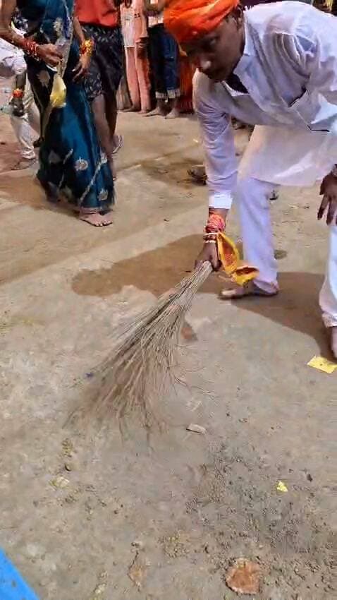 सुरसंड में हो रहे दुर्गा पूजा को लेकर समाजसेवी सन्नी चौधरी माता के दरबार में सेवा में जुटे।