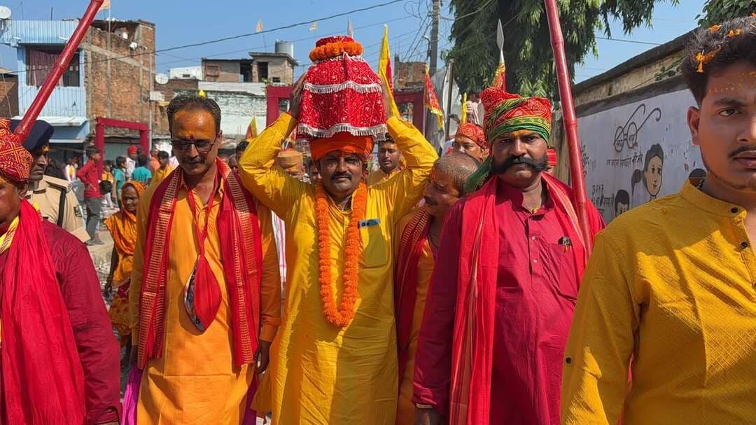 सुरसंड में ऐतिहासिक दुर्गा पूजा की धूम, पूजक सह नगर पंचायत अध्यक्ष पप्पू कुमार चौधरी ने फीता काटकर किया तोरण द्वार का उद्घाटन
सुरसंड (सीतामढ़ी)। सुरसंड की ऐतिहासिक दुर्गा पूजा को लेकर नवरात्र के प्रथम दिन भव्य कलश शोभायात्रा निकाली गई। इस अवसर पर पूरे नगर में उत्सव और भक्ति का माहौल देखने को मिला। शोभायात्रा के निर्धारित मार्गों पर जगह-जगह आकर्षक तोरण द्वार बनाए गए थे। इन तोरण द्वारों का उद्घाटन पूजक सह नगर पंचायत अध्यक्ष पप्पू कुमार चौधरी ने फीता काटकर किया।
कलश शोभायात्रा को लेकर बूढ़ा पोखर पर पूरे विधि-विधान के साथ पूजा-अर्चना की गई। इसके बाद कुंवारी कन्याओं ने कलश में पवित्र जल भरकर नगर भ्रमण किया। शोभायात्रा के दौरान श्रद्धालुओं की भारी भीड़ उमड़ी और पूरा नगर भक्तिमय माहौल में सराबोर नजर आया।
ऐतिहासिक दुर्गा पूजा को लेकर श्रद्धालुओं में खासा उत्साह देखने को मिला। जगह-जगह बनाए गए तोरण द्वार और भव्य कलश शोभायात्रा ने आयोजन की रौनक बढ़ा दी। पूरे नगर में आस्था और भक्ति का जनसैलाब उमड़ पड़ा।