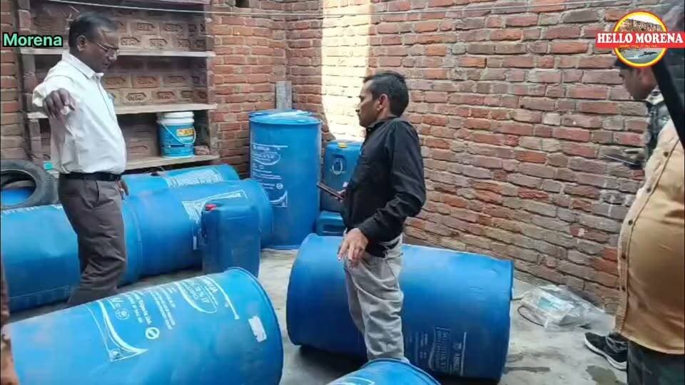 पोरसा के पचौरीपुरा में सोर्बिटॉल से भरे 8 ड्रम पकड़े, प्रशासन और खाद्य सुरक्षा विभाग की टीम ने की कार्यवाही👇
सोर्बिटोल सिरप मुरारीलाल पचौरी के घर मे मिला। बता दें कि इस सॉल्यूशन का उपयोग कन्फेक्शनरी, कफ सिरप सहित अन्य चीजों में किया जाता है, लेकिन कई लोग अवैध रूप से नकली दूध बनाने में भी इसका इस्तेमाल करते हैं। पचौरीपुरा में बड़ी मात्रा में इसे क्यों स्टोर किया गया था, इस बात का फिलहाल खुलासा नहीं हुआ है। जिस व्यक्ति के घर में सोर्बिटोल मिला है, उसने अभी बिल भी प्रस्तुत नहीं किया है।