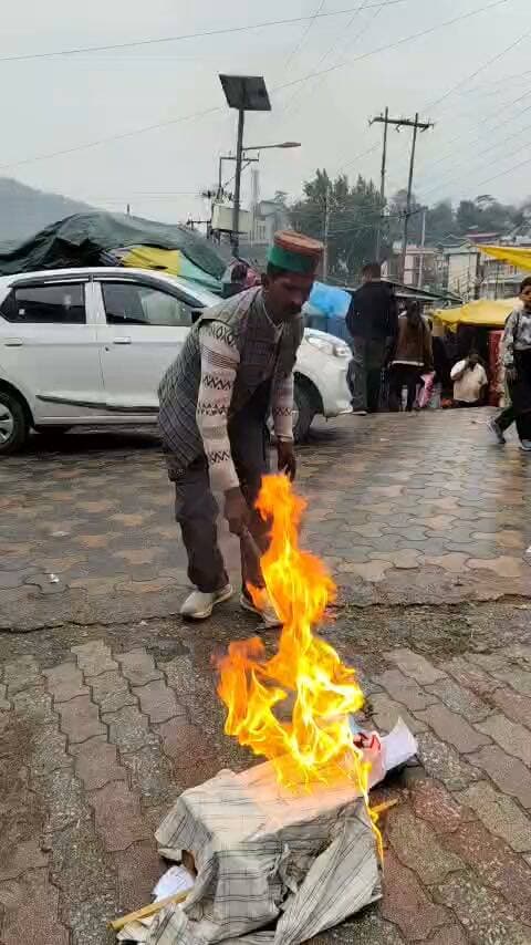 13 करोड़ वोट काटने, पुलिस दमन और सीपीएम नेताओं की गिरफ्तारी के खिलाफ कुल्लू में प्रदर्शन
ज्ञानेश कुमार का पुतला फूंका, मोदी सरकार की तानाशाही के खिलाफ आंदोलन तेज करने का ऐलान
कुल्लू, 11 अक्टूबर 2026।
केंद्र की मोदी सरकार की कथित तानाशाही, मताधिकार से जुड़े सवालों और आंदोलनकारियों पर पुलिस दमन के विरोध में आज भारत की कम्युनिस्ट पार्टी (मार्क्सवादी) यानी सीपीएम की जिला कमेटी कुल्लू द्वारा विरोध प्रदर्शन किया गया। इस दौरान प्रदर्शनकारियों ने ज्ञानेश कुमार का पुतला फूंका और उनके इस्तीफे की मांग उठाई। प्रदर्शनकारियों ने केंद्र सरकार के खिलाफ नारेबाजी करते हुए लोकतंत्र, संविधान और नागरिक अधिकारों की रक्षा का आह्वान किया।
प्रदर्शनकारियों को संबोधित करते हुए सीपीएम जिला सचिवालय सदस्य राजेश ठाकुर ने कहा कि देश में लोकतांत्रिक व्यवस्था और जनता के मताधिकार पर गंभीर सवाल खड़े हो रहे हैं। उन्होंने कहा कि मतदाता सूचियों के विशेष गहन पुनरीक्षण (SIR) के दौरान लगभग 13 करोड़ मतदाताओं के नामों को लेकर सामने आए आंकड़े बेहद गंभीर हैं। उन्होंने आरोप लगाया कि मतदाता सूचियों में बड़े पैमाने पर नामों को हटाए जाने की प्रक्रिया ने पात्र नागरिकों के मताधिकार और चुनावी प्रक्रिया की पारदर्शिता को लेकर चिंताएं बढ़ाई हैं।
राजेश ठाकुर ने मांग की कि मतदाता सूचियों से संबंधित पूरी प्रक्रिया पारदर्शी बनाई जाए तथा जिन पात्र नागरिकों के नाम गलत तरीके से हटाए गए हैं, उन्हें तत्काल बहाल किया जाए। उन्होंने कहा कि लोकतंत्र में प्रत्येक पात्र नागरिक को अपने मताधिकार का इस्तेमाल करने का अधिकार है और इसकी रक्षा करना चुनाव आयोग की जिम्मेदारी है।
उन्होंने केंद्र की मोदी सरकार पर लोकतांत्रिक संस्थाओं को कमजोर करने का आरोप लगाते हुए कहा कि लोकतंत्र केवल चुनाव करवाने तक सीमित नहीं है, बल्कि चुनावी प्रक्रिया की निष्पक्षता और जनता के विश्वास को बनाए रखना भी जरूरी है। उन्होंने ज्ञानेश कुमार के इस्तीफे की मांग करते हुए कहा कि चुनावी प्रक्रिया से जुड़े सवालों का जवाबदेही के साथ समाधान किया जाना चाहिए।
राजेश ठाकुर ने आंदोलनकारियों पर कथित पुलिस दमन और सीपीएम नेताओं की गिरफ्तारियों पर भी कड़ा विरोध जताया। उन्होंने आरोप लगाया कि अपने लोकतांत्रिक अधिकारों के लिए आवाज उठाने वाले आंदोलनकारियों को पुलिस कार्रवाई के जरिए दबाने की कोशिश की जा रही है तथा सीपीएम नेताओं को तानाशाहीपूर्ण तरीके से गिरफ्तार किया जा रहा है। उन्होंने कहा कि शांतिपूर्ण विरोध प्रदर्शन करना प्रत्येक नागरिक का लोकतांत्रिक अधिकार है। सरकार को जनता की आवाज दबाने के बजाय उनके सवालों का जवाब देना चाहिए।
उन्होंने कहा कि देश में बढ़ती महंगाई, बेरोजगारी, मजदूरों और किसानों की समस्याओं के बीच लोकतांत्रिक अधिकारों की रक्षा करना और भी महत्वपूर्ण हो गया है। सीपीएम हमेशा मजदूरों, किसानों, कर्मचारियों और मेहनतकश जनता के अधिकारों के लिए संघर्ष करती रही है और आगे भी जनता के हितों की लड़ाई मजबूती से लड़ेगी।
राजेश ठाकुर ने ऐलान किया कि सीपीएम इस आंदोलन को आने वाले समय में और तेज करेगी। उन्होंने कहा कि मताधिकार की रक्षा, लोकतांत्रिक संस्थाओं की निष्पक्षता सुनिश्चित करने, पुलिस दमन का विरोध करने और गिरफ्तार किए जा रहे पार्टी नेताओं के समर्थन में व्यापक जनआंदोलन खड़ा किया जाएगा। उन्होंने आम जनता, मजदूरों, किसानों, युवाओं और लोकतंत्र में विश्वास रखने वाली सभी ताकतों से एकजुट होकर इस संघर्ष में शामिल होने की अपील की।
अंत में सीपीएम जिला कमेटी कुल्लू ने स्पष्ट किया कि लोकतंत्र, संविधान और जनता के अधिकारों की रक्षा के लिए पार्टी का संघर्ष लगातार जारी रहेगा। पार्टी ने केंद्र सरकार की नीतियों और कथित दमनकारी कार्रवाई के खिलाफ आंदोलन को व्यापक बनाने का संकल्प लिया।