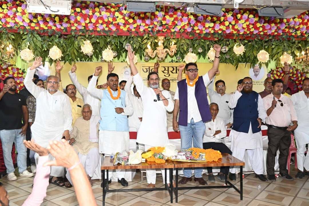 *तिरहुत शिक्षक-स्नातक संवाद में सीतामढ़ी पहुंचे PK, बोले- शिक्षकों को लोकसभा चुनाव से पहले 7वां वेतनमान दिलाना मेरा जिम्मा, 10 हजार पढ़े-लिखे बेरोजगार युवाओं को दिलाएंगे नौकरी*
*हाजीपुर* जन सुराज के सूत्रधार व बांकीपुर से विधायक प्रशांत किशोर हाजीपुर में MLC चुनाव को लेकर शिक्षक संवाद में शामिल हुए। आर. डी. एस. पैलेस में आयोजित बैठक में वे तिरहुत शिक्षक निर्वाचन क्षेत्र के प्रत्याशी श्याम नंदन यादव और स्नातक निर्वाचन क्षेत्र के प्रत्याशी डॉ. विमोहन कुमार के साथ शामिल हुए और उनके लिए वोट अपील की।
*PK बोले- MLC चुनाव सरकार बनाने या हटाने का नहीं, बनी हुई व्यवस्था को जवाबदेह बनाने और अपने बच्चों के रोजगार के लिए वोट देने का चुनाव है*
प्रशांत किशोर ने कहा कि यह चुनाव न सरकार बनाने का है, न हटाने का, न जात-पात को वोट देने का और न किसी दल के नेता को सदन पहुंचाने का। यह सरकार को जवाबदेह बनाने, अपने वेतनमान और अपने बच्चों के रोजगार के लिए वोट देने का चुनाव है। उन्होंने कहा, “नेताओं को जिताया, पार्टियों को जिताया, जातियों को जिताया, एक बार खुद को और अपने बच्चों को जिताइए।” 10 हजार नौकरी के वादे से पूरे बिहार में जनप्रतिनिधियों से सवाल खड़ा हुआ कि वे लोग नौकरी क्यों नहीं दे पाएंगे। कोई कह रहा है कि प्रशांत किशोर नहीं दे पाएंगे, कोई कह रहा है कि हम रोजगार देंगे, लेकिन बात रोजगार और 7वें वेतनमान की हो रही है। यही लोकतंत्र और विकल्प की ताकत है। PK ने कहा कि शिक्षकों का आंदोलन 25 वर्षों से चल रहा है, तब किसी ने यह मुद्दा नहीं उठाया। जब प्रशांत किशोर ने बात की और हेल्पलाइन जारी की, तो 18 हजार शिक्षकों ने मिस्ड कॉल कर सहमति दिखाई। उन्होंने कहा कि अब 2 लाख शिक्षक इस अभियान से जुड़ते हैं, तो जो कुछ करना पड़ेगा, करेंगे।
*PK ने 7वें वेतनमान के मुद्दे पर कहा- 6 लाख शिक्षक एकजुट हो जाएं तो बिहार के सभी दलों को हर हाल में समाधान निकालना होगा*
प्रशांत किशोर ने कहा कि मुद्दा शिक्षकों के लिए जरूरी है, चाहे हम उठाएं या कोई भी उठाए। अगर 6 लाख शिक्षक एकजुट हो जाएं, तो बिहार के सभी दलों को हर हाल में समाधान निकालना होगा। उन्होंने कहा कि लोकसभा चुनाव से पहले 7वां वेतनमान इसलिए जरूरी है, क्योंकि दिल्ली में जिसे राज करना है, उसे बिहार में लोकसभा चुनाव जीतना है और 6 लाख शिक्षकों का समर्थन नहीं होगा, तो कोई जीत नहीं सकता। आगे उन्होंने कहा कि 2 लाख शिक्षक एक साथ आ जाएं, चाहे किसी भी संघ के हों, तो एक साल का आंदोलन और एक साल का प्रयास 7वें वेतनमान को केंद्रीय मुद्दा बनाएगा और हर राजनीतिक पार्टी को इसका समाधान निकालने के लिए मजबूर करेगा | उन्होंने आगे कहा कि 20 साल से बैठे NDA के लोग इतने सालों में 7वां वेतनमान नहीं दिला पाए और अब कह रहे हैं कि अगले साल दिला देंगे। उन्होंने कहा कि RJD ने 2020 में समान काम-समान वेतन के नाम पर वोट लिया, लेकिन तेजस्वी यादव और के. चंद्रशेखर यादव के शिक्षा मंत्री रहते शिक्षकों के लिए कुछ नहीं किया।उन्होंने कहा कि BJP-JDU-RJD भी अगर कहें कि अगले साल तक 7वां वेतनमान नहीं दिला पाए, तो लोकसभा में वोट मांगने नहीं आएंगे।आगे उन्होंने कहा कि हम विधायक या सांसद बनने नहीं आए हैं। अगर हमारे कहने से सरकार काम करने लगे, तो इससे खुशी की बात क्या होगी। उन्होंने कहा कि बांकीपुर में 10 हजार पढ़े-लिखे बेरोजगार युवाओं को नौकरी देने की बात कही, तो आज सरकार रोजगार मेला लगा रही है और दूसरे विधायक भी रोजगार देने की बात कर रहे हैं। मौके पर शिक्षक निर्वाचन क्षेत्र के प्रत्याशी श्याम नंदन यादव, स्नातक निर्वाचन क्षेत्र के प्रत्याशी डॉ. विमोहन कुमार, इंद्रभूषण अशोक सहित अन्य मौजूद रहे।