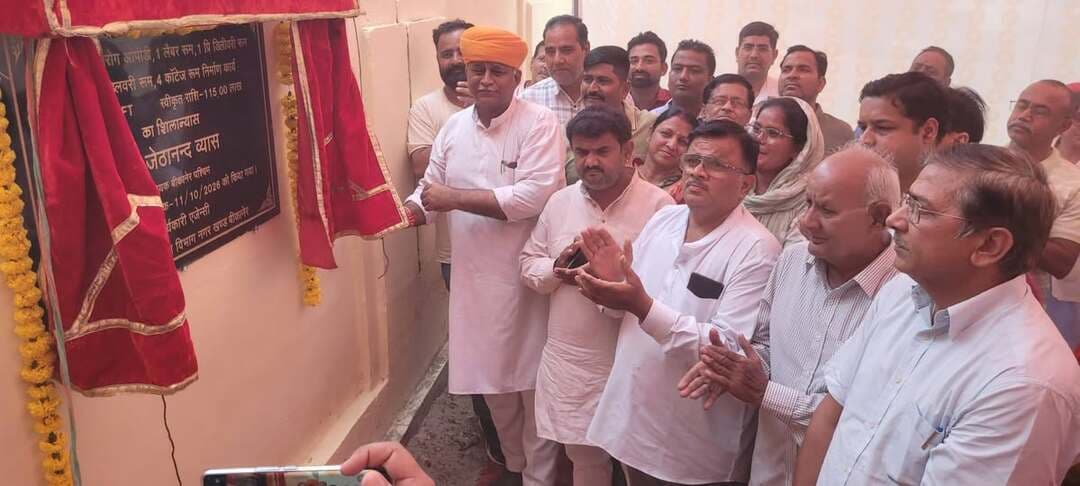 विधायक श्री जेठानंद व्यास ने जिला अस्पताल में किया 1.50 करोड़ रुपए के निर्माण कार्यों का शिलान्यास
अस्पताल में स्त्री एवं प्रसूति विभाग की सुविधाओं का होगा विस्तार, बजट घोषणा के तहत 10 करोड़ रुपए से अस्तपाल का उन्नयन कार्य प्रगति पर
बीकानेर, 11 अक्टूबर। बीकानेर पश्चिम विधायक श्री जेठानंद व्यास ने जिला अस्पताल में डीएमएफटी मद से 1.50 करोड़ रुपए की लागत से स्त्री एवं प्रसूति ओपीडी, लेबर रूम, प्री-डिलीवरी रूम, पोस्ट-डिलीवरी रूम तथा चार कॉटेज के निर्माण कार्यों का रविवार को शिलान्यास किया।
इन सुविधाओं के विकसित होने से अस्पताल में आने वाली गर्भवती महिलाओं एवं प्रसूताओं को बेहतर चिकित्सा सुविधाएं मिल सकेंगी। साथ ही, आधारभूत सुविधाओं के विस्तार से स्थानीय मरीजों को लाभ होगा।
उन्होंने बताया कि पिछले लगभग तीन सालों में जिला अस्पताल की सुविधाओं में आमूलचूल सुधार हुआ है। जिससे शहरी क्षेत्र के मरीज़ों को बेहतर चिकित्सा सुविधा मिलने लगी है। उन्होंने बताया कि डीएमएफटी मद के यह कार्य भी मरीजों के लिए लाभदायक रहेंगे।
विधायक ने बताया कि बजट घोषणा की अनुपालना में जिला अस्पताल में लगभग 10 करोड़ रुपए की लागत से उन्नयन कार्य करवाए जा रहे हैं। इसके तहत नए ओपीडी ब्लॉक और मेडिसिन वार्ड का निर्माण शामिल है। इसके अतिरिक्त एक करोड़ रुपए की लागत से ड्रग स्टोर निर्माण के लिए टेंडर प्रक्रिया पूरी हो चुकी है और इसका काम जल्द शुरू होगा। नवीन शिशु रोग वार्ड एवं आईसीयू का निर्माण भी 3.50 करोड़ रुपए की लागत से करवाया जा रहा है। इन कार्यों से अस्पताल की चिकित्सा सेवाओं और मरीजों को उपलब्ध सुविधाओं में विस्तार होगा।
अस्पताल में सरकारी योजनाओं के साथ भामाशाहों के सहयोग से भी विकास कार्य करवाए जा रहे हैं। मदन मोहन ट्रस्ट के सहयोग से अस्पताल में नवीन प्रवेश द्वार, स्वागत कक्ष, प्रतीक्षालय हॉल और रजिस्ट्रेशन एरिया का निर्माण हेरिटेज लुक में करवाया जा रहा है। इसके साथ ही अस्पताल में नई सोनोग्राफी मशीन, एक्स-रे सुविधा और जनरेटर की व्यवस्था भी करवाई गई है।इससे अस्पताल परिसर में मरीजों और उनके परिजनों के लिए सुविधाजनक व्यवस्था विकसित होगी।
जिला अस्पताल अधीक्षक डॉ. सुनील हर्ष ने बताया कि सुविधाओं में वृद्धि से पिछले ढाई वर्षों में अस्पताल के आउटडोर और इनडोर मरीजों की संख्या में लगभग 30 प्रतिशत वृद्धि हुई है। प्रसव की संख्या में भी इजाफा हुआ है तथा अब अस्पताल में पूर्व की तुलना में कई गुना जटिल ऑपरेशन भी किए जाने लगे हैं। मरीजों की बढ़ती संख्या और उपचार की जरूरतों को देखते हुए सुविधाओं का लगातार विस्तार किया जा रहा है।
विधायक श्री व्यास ने इस दौरान अस्पताल परिसर में चल रहे विभिन्न निर्माण कार्यों का अवलोकन किया। उन्होंने संबंधित अधिकारियों को सभी कार्य निर्धारित समयावधि में पूर्ण गुणवत्ता के साथ पूरा करने के निर्देश दिए।
शिलान्यास कार्यक्रम के दौरान पीडब्ल्यूडी के अधिशासी अभियंता कमल खत्री, जेपी व्यास, किशन चौधरी, सुषमा बिस्सा, पूर्व पार्षद राजा सेवग ,आशा आचार्य, दिनेश चौहान, विशाल गोलछा, प्रेम गहलोत, पार्षद अन्नपूर्णा व्यास, निशा अनादी पारीक, दीपक व्यास, जसोदा ओझा, नरेंद्र पारीक, राजकुमार जीनगर, सुशील आचार्य, अर्जुन कुमावत, लालचंद कुमावत, किशोर आचार्य, जितेंद्र व्यास सहित विभिन्न जनप्रतिनिधि एवं अधिकारी मौजूद रहे।
