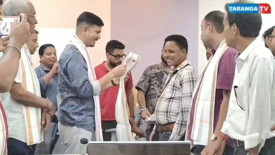 শারদোৎসব উপলক্ষে বাহার উদ্দিন লস্কর-সহ হাইলাকান্দির সাংবাদিকদের জাঁকালো সংবর্ধনা বিধায়ক ডঃ মিলন দাসের
#Hailakandi #DrMilonDas #BaharUddinLaskar #Journalists #DurgaPuja #Sharadotsav #HailakandiNews #AssamNews #TARANGATV