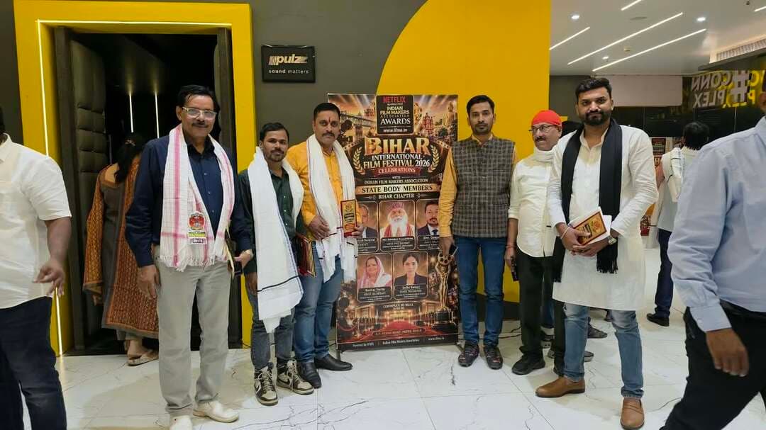 🎬🏆 बिहार इंटरनेशनल फिल्म फेस्टिवल 2026 में मिथिलेश कांति को दो पुरस्कार, बेगूसराय के तीन सामाजिक कार्यकर्ता भी हुए सम्मानित
पटना। पटना के JD Mall में आयोजित बिहार इंटरनेशनल फिल्म फेस्टिवल 2026 में फिल्म जगत की प्रतिभाओं के साथ सामाजिक क्षेत्र में सक्रिय योगदान देने वाले लोगों को भी सम्मानित किया गया। इस अवसर पर बेगूसराय जिले की विभिन्न समस्याओं को लेकर लगातार सक्रिय भूमिका निभाने वाले सामाजिक कार्यकर्ता सह रंगकर्मी दिलीप कुमार सिन्हा, इंद्रजीत राय एवं राजेश कुमार सिन्हा को मुख्य अतिथि के तौर पर आमंत्रित किया गया। कार्यक्रम में उनके सामाजिक कार्यों और जनहित से जुड़े प्रयासों के लिए स्मृति चिह्न एवं शॉल देकर सम्मानित किया गया।
वहीं, फिल्म निर्देशक एवं पटकथा लेखक मिथिलेश कुमार उर्फ मिथिलेश कांति ने भी अपनी उपलब्धियों से समारोह में खास पहचान बनाई। उन्हें दो अलग-अलग श्रेणियों में पुरस्कार प्रदान किए गए।
🎥 पहला पुरस्कार: हिंदी टेली फिल्म ‘खूनी खंजर’ के लिए बेस्ट हॉरर फिल्म डायरेक्टर।
🎬 दूसरा पुरस्कार: हिंदी टेली फिल्म ‘आखिर’ के लिए बेस्ट स्क्रीनप्ले।
फिल्म निर्माण के क्षेत्र में उपलब्धि हासिल करने वाले मिथिलेश कांति के साथ-साथ बेगूसराय के सामाजिक कार्यकर्ताओं का सम्मान भी कार्यक्रम का महत्वपूर्ण आकर्षण रहा। यह सम्मान सामाजिक सरोकारों, जनहित के मुद्दों और समाज में सक्रिय योगदान को प्रोत्साहित करने की दिशा में उल्लेखनीय पहल है।
सभी सम्मानित प्रतिभाओं एवं सामाजिक कार्यकर्ताओं को हार्दिक बधाई और शुभकामनाएँ। 💐
#BiharInternationalFilmFestival2026 #MithileshKanti #KhuniKhanjar #Aakhir #DilipKumarSinha #IndrajeetRai #RajeshKumarSinha #Begusarai #SocialWork #BiharCinema #Patna