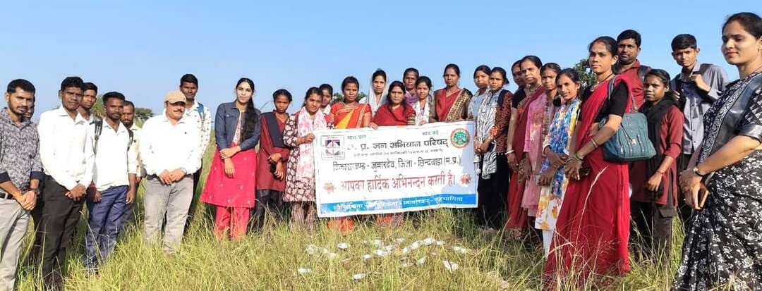 जुन्नारदेव में ‘शक्ति से सृजन’ अभियान के तहत जल संवाद, शपथ और दीपदान कार्यक्रम आयोजित
प्रकृति और संस्कृति का अनूठा संगम, युवाओं ने लिया जल एवं पर्यावरण संरक्षण का संकल्प
===============================
मध्यप्रदेश जन अभियान परिषद (योजना, आर्थिक एवं सांख्यिकी विभाग, मध्यप्रदेश शासन) द्वारा संचालित ‘नवांकुर सखी प्रकृति-संस्कृति संरक्षण कार्यक्रम’ के अंतर्गत ‘शक्ति से सृजन’ अभियान (11 अक्टूबर से 19 अक्टूबर 2026) का शुभारंभ हुआ। अभियान की श्रृंखला में जिला समन्वयक श्री अखिलेश जैन एवं विकासखंड समन्वयक श्री संजय बामने के मार्गदर्शन में शासकीय महाविद्यालय जुन्नारदेव के समीप स्थित सरोवर पर जल संवाद, सामूहिक शपथ एवं दीपदान कार्यक्रम आयोजित किया गया।
कार्यक्रम के दौरान मुख्यमंत्री सामुदायिक नेतृत्व क्षमता विकास कार्यक्रम के समाजकार्य स्नातक एवं परास्नातक के छात्र-छात्राओं तथा युवाओं को जल स्रोतों के संरक्षण, पुनर्जीवन और पानी की एक-एक बूंद को सहेजने के प्रति जागरूक किया गया। विकासखंड समन्वयक श्री संजय बामने ने प्रकृति और संस्कृति के आपसी जुड़ाव पर प्रकाश डालते हुए पर्यावरण संरक्षण का संदेश दिया।
इस अवसर पर उपस्थित सामाजिक नेतृत्वकर्ताओं एवं युवाओं को जल संरक्षण और पर्यावरण सुरक्षा की सामूहिक शपथ दिलाई गई। सभी ने संकल्प लिया कि वे अपने दैनिक जीवन में पानी का सदुपयोग करेंगे, जल स्रोतों को प्रदूषित होने से बचाएंगे तथा समाज को भी इसके प्रति जागरूक करेंगे।
इसके बाद सरोवर के तट पर प्रतीकात्मक रूप से दीपदान कार्यक्रम आयोजित किया गया। विकासखंड समन्वयक श्री संजय बामने, परामर्शदाता श्री सरजू विश्वकर्मा, श्री गोविंद नंदवंशी, सुश्री योगिता मर्सकोले एवं सुश्री दीपा मेश्राम की गरिमामयी उपस्थिति में सामूहिक रूप से दीप प्रज्ज्वलित कर सरोवर में प्रवाहित किए गए। दीपों के प्रकाश से पूरा सरोवर क्षेत्र आलोकित हो उठा।
स्वैच्छिकता एवं सामूहिकता पर आधारित इस गतिविधि में छात्र-छात्राओं डॉली साहू, श्रद्धा विश्वकर्मा, बबिता नागले, मंजु साहु, निशा निरापुरे, आशिक वाडिया, पूनम यदुवंशी, रानू साहु, संपत कुमरे, आकाश, अंजली एवं लज्जा यदुवंशी सहित स्थानीय लोगों ने उत्साहपूर्वक सहभागिता की। कार्यक्रम के माध्यम से जल एवं प्रकृति संरक्षण का संदेश जन-जन तक पहुंचाया गया।
#सेवा_संकल्प_अभियान
#procwa #छिन्दवाड़ा
#JansamparkMP
Jansampark Madhya Pradesh