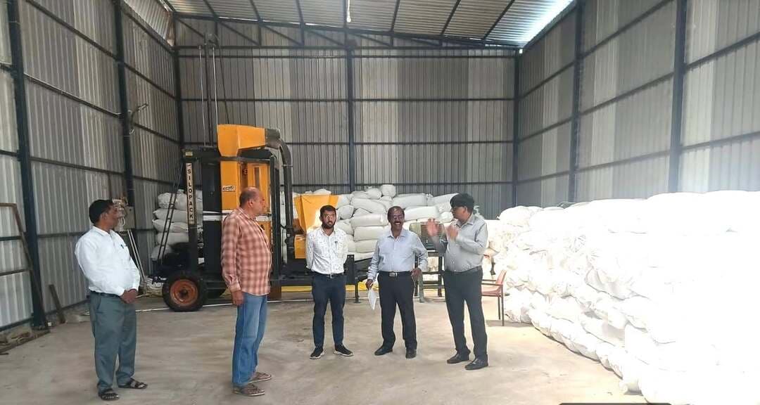 नेशनल लेवल मॉनिटर डॉ.मंजुनाथ ने छिंदवाड़ा जिले में राष्ट्रीय पशुधन मिशन की योजनाओं का किया सघन निरीक्षण
बकरी पालन एवं चारा विकास इकाइयों का किया भौतिक सत्यापन, पशुपालकों से चर्चा कर जानी योजनाओं की जमीनी स्थिति
================================
भारत सरकार के मत्स्यपालन, पशुपालन एवं डेयरी मंत्रालय द्वारा नामांकित नेशनल लेवल मॉनिटर डॉ. एम.टी.मंजुनाथ ने आज छिंदवाड़ा जिले के विभिन्न ग्रामीण क्षेत्रों में संचालित केंद्रीय योजनाओं का व्यापक भौतिक सत्यापन एवं निरीक्षण किया।
उप संचालक पशुपालन एवं डेयरी विभाग डॉ.एच.जी.एस. पक्षवार से प्राप्त जानकारी के अनुसार, केंद्रीय निरीक्षण दल ने क्षेत्र के प्रगतिशील पशुपालकों एवं हितग्राहियों की इकाइयों का निरीक्षण कर योजनाओं के क्रियान्वयन की जमीनी स्थिति का जायजा लिया।
09 अक्टूबर को बांकानागनपुर में बकरी पालन इकाई का निरीक्षण - निरीक्षण के दौरान 09 अक्टूबर 2026 को टीम ने ग्राम बांकानागनपुर का भ्रमण किया। यहां प्रगतिशील पशुपालक श्री नवीन सिंह रघुवंशी की 500 बकरी एवं 25 बकरा (500+25) क्षमता वाली वृहद वाणिज्यिक बकरी शेड निर्माण एवं चारा पालन इकाई का अवलोकन किया। इस दौरान टीम ने पशु प्रबंधन व्यवस्थाओं की विस्तृत जानकारी प्राप्त की।
10 अक्टूबर को जमुनिया में फोडर विकास योजना का अवलोकन - 10 अक्टूबर को टीम ग्राम जमुनिया पहुंची, जहां हितग्राही श्री पार्थ काबरा के प्रकरण का अवलोकन किया गया। इस दौरान फोडर विकास योजना से संबंधित विस्तृत जानकारी प्राप्त की गई।
सिलादेही में 200+10 क्षमता वाली इकाई का भौतिक सत्यापन - इसके बाद टीम ने ग्राम सिलादेही में हितग्राही श्री अनिल पवार की 200 बकरी एवं 10 बकरा (200+10) क्षमता वाली वृहद बकरी पालन इकाई का भौतिक सत्यापन किया।
मोहखेड़ एवं लोनिया में उन्नत बकरी पालन इकाइयों का निरीक्षण - केंद्रीय मॉनिटर ने विकासखंड मोहखेड़ के ग्राम मोहखेड़ में श्री हर्षित चौरसिया तथा ग्राम लोनिया में श्री पीयूष मालधन के यहां स्थापित 100 बकरी एवं 5 बकरा (100+5) क्षमता वाली उन्नत इकाइयों का भी निरीक्षण किया। इस दौरान उन्होंने सभी पशुपालकों से चर्चा कर योजनाओं के जमीनी क्रियान्वयन एवं उनके अनुभवों की जानकारी ली।
निरीक्षण के दौरान केंद्रीय दल ने जिले में राष्ट्रीय पशुधन मिशन के अंतर्गत किए जा रहे कार्यों तथा 500+25 क्षमता जैसी बड़ी बकरी पालन इकाइयों के सफल संचालन पर विशेष संतोष व्यक्त किया। इस अवसर पर उपसंचालक पशुपालन एवं डेयरी विभाग डॉ.पक्षवार एवं योजना के नोडल अधिकारी डॉ.छत्रपाल तांडेकर उपस्थित थे।
#procwa #छिन्दवाड़ा
#JansamparkMP
Department of Animal Husbandry, Madhya Pradesh
@Jansampark Madhya Pradesh