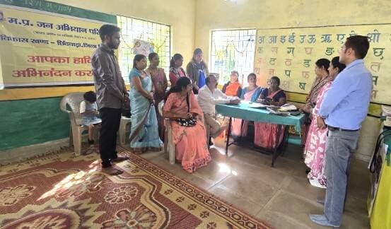 बीएसडब्ल्यू/एमएसडब्ल्यू के विद्यार्थियों ने ग्राम खापाभाट में लगाई अपनी प्रयोगशाला, स्वच्छता की पाठशाला के माध्यम से किया जागरूक
ग्राम खापाभाट में स्कूल, आंगनबाड़ी केंद्र एवं ग्रामीणों को दी शासन की योजनाओं की जानकारी
================================
स्वच्छता एवं स्वास्थ्य जागरूकता अभियान के अंतर्गत मध्यप्रदेश जन अभियान परिषद छिंदवाड़ा द्वारा जिला समन्वयक श्री अखिलेश जैन के मार्गदर्शन में गत दिवस ग्राम खापाभाट में स्वच्छता अभियान चलाया गया। शासकीय माध्यमिक शाला खापाभाट में मुख्यमंत्री सामुदायिक नेतृत्व क्षमता विकास कार्यक्रम के अंतर्गत संचालित समाजसेवा में स्नातक (बीएसडब्ल्यू) एवं स्नातकोत्तर (एमएसडब्ल्यू) कक्षाओं के विद्यार्थियों ने अपने परामर्शदाता श्री विनोद तिवारी एवं डॉ. लता नागले के साथ ग्रामीणों के बीच पहुंचकर शासन की योजनाओं की जानकारी साझा की।
विद्यार्थियों ने ग्राम की झुग्गी बस्ती में लोगों से चर्चा कर शासन की विभिन्न योजनाओं की जानकारी दी तथा यह जाना कि ग्रामीणों को किन-किन शासकीय योजनाओं का लाभ नहीं मिल पा रहा है। इसके बाद आंगनबाड़ी केंद्र में आंगनबाड़ी कार्यकर्ता श्रीमती संध्या युवनाती एवं श्री संध्या उइके ने ग्रामीणों को आंगनबाड़ी के माध्यम से मिलने वाली लाभकारी योजनाओं की जानकारी दी। उन्होंने बताया कि शून्य से छह वर्ष तक के बच्चों को पोषित आहार, कुपोषित बच्चों के लिए उचित उपचार, धात्री महिलाओं के लिए योजनाओं का लाभ तथा किशोरी बालिकाओं की समय-समय पर काउंसलिंग और स्वस्थ रहने संबंधी महत्वपूर्ण जानकारी प्रदान की जाती है।
इसके बाद शासकीय माध्यमिक शाला खापाभाट में विद्यार्थियों को स्वास्थ्य एवं स्वच्छता के प्रति जागरूक किया गया। परामर्शदाता श्री विनोद तिवारी ने बच्चों को स्वच्छता अपनाने की समझाइश दी तथा उनके स्वास्थ्य संबंधी जानकारी प्राप्त की। उन्होंने बताया कि बीएसडब्ल्यू एवं एमएसडब्ल्यू के सेक्टर नंबर-5 के विद्यार्थी अपनी-अपनी प्रयोगशाला के रूप में ग्राम में पहुंचकर यह जानने का प्रयास कर रहे हैं कि शासन की योजनाएं किस प्रकार क्रियान्वित हो रही हैं और कौन-कौन सी योजनाएं ग्रामीणों के लिए हितकारी हैं।
परामर्शदाता डॉ.लता नागले ने स्कूली बच्चों को अच्छी आदतें अपनाने और स्वच्छता बनाए रखने के लिए प्रेरित किया। उन्होंने कहा कि स्वच्छता अपनाने से स्वास्थ्य अच्छा रहता है और स्वस्थ रहने से पढ़ाई में मन लगता है। उन्होंने बच्चों को नियमित रूप से विद्यालय आने तथा मन लगाकर पढ़ाई करने की समझाइश दी। साथ ही किशोरी बालिकाओं को स्वास्थ्य संबंधी महत्वपूर्ण जानकारी प्रदान की। बीएसडब्ल्यू एवं एमएसडब्ल्यू के विद्यार्थियों ने स्कूली बच्चों से संवाद कर उन्हें स्वच्छता का पाठ पढ़ाया और स्वच्छ एवं स्वस्थ जीवनशैली अपनाने के लिए प्रेरित किया।
इस अवसर पर बीएसडब्ल्यू के विद्यार्थी चित्तेश डेहरिया, सुनीता, वंदना पाठे, निलेश मिश्रा, श्रीमती शुभश्री मिश्रा, दीपिका, रानी, मोहनी सहित अन्य विद्यार्थी उपस्थित थे। वहीं विद्यालय स्टाफ से श्रीमती मिश्रा, श्री साहू एवं श्री पटले भी मौजूद थे।
#सेवा_संकल्प_अभियान
#procwa #छिन्दवाड़ा
#JansamparkMP
Jansampark Madhya Pradesh