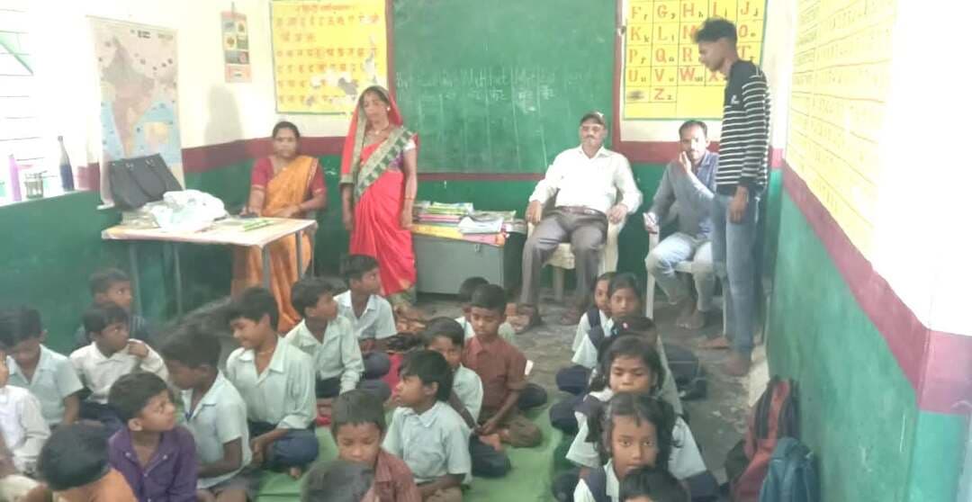 सेवा मेरा योगदान अभियान के अंतर्गत जरूरतमंद विद्यार्थियों को किये गये कॉपी-पेन वितरित
=============================
सेवा संकल्प अभियान के अंतर्गत संचालित ‘सेवा मेरा योगदान’ अभियान के तहत विकासखंड जुन्नारदेव के ग्राम कन्हान वनग्राम खुमकाल सेक्टर-01 स्थित शासकीय प्राथमिक शाला कन्हान वनग्राम में गत दिवस जरूरतमंद छात्र-छात्राओं को कॉपी-पेन वितरित किए गए।
कार्यक्रम का आयोजन मध्यप्रदेश जन अभियान परिषद के जिला समन्वयक श्री अखिलेश जैन एवं विकासखंड समन्वयक श्री संजय बामने के मार्गदर्शन में किया गया। कार्यक्रम का संचालन नवांकुर संस्था दृष्टि सामाजिक विकास एवं कल्याण संस्था के अध्यक्ष श्री बुनेश राजबैठे के नेतृत्व में हुआ।
कार्यक्रम के दौरान उपस्थित बच्चों से पढ़ाई से संबंधित संवाद किया गया। बच्चों ने कविता एवं कहानी प्रस्तुत की। इस अवसर पर प्रधान पाठक श्री टेकचंद रघुवंशी एवं शिक्षिका श्रीमती गीता सरयाम ने जरूरतमंद छात्र-छात्राओं की वास्तविक स्थिति से अवगत कराया। इसके पश्चात जरूरतमंद विद्यार्थियों को कॉपी-पेन वितरित किए गए। कार्यक्रम में विशेष सहयोगी के रूप में कोषाध्यक्ष श्री धन्नू नागवंशी, परामर्शदाता श्री गोविन्द नन्दवंशी, श्रीमती रबिना उईके, श्रीमती भारती पंद्राम, श्रीमती कलसो दर्शमा सहित अन्य ग्रामीणजन उपस्थित थे।
Dr Mohan Yadav CM Madhya Pradesh
#सेवा_संकल्प_अभियान
#procwa #छिन्दवाड़ा
#JansamparkMP
Department of School Education, Madhya Pradesh
Jansampark Madhya Pradesh