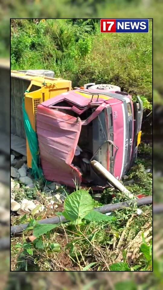 🚨 हल्द्वानी: गौधाम हल्दीखाल, छफुला के पास सड़क धंसने से हादसा, चालक घायल
हल्द्वानी के गौधाम, हल्दीखाल छफुला के पास सड़क के नीचे से खोखली होने के कारण सड़क धंस गई। हादसे में वाहन चालक को चोटें आई हैं। गनीमत रही कि इस दुर्घटना में किसी की जान नहीं गई।
स्थानीय जानकारी के अनुसार, सड़क के नीचे से खोखली होने की समस्या को लेकर प्रशासन को पहले ही सूचना दी गई थी। इसके बावजूद आज हादसा हो गया। अब सवाल उठता है कि समय रहते कार्रवाई क्यों नहीं की गई?
प्रशासन से मांग है कि मामले का संज्ञान लेकर सड़क की स्थिति की जांच कराई जाए और जल्द मरम्मत कराई जाए, ताकि भविष्य में किसी बड़े हादसे को रोका जा सके।
📹 News Source: Ayush Joshi
📰 i7News — खबर वही, जो जरूरी है।
#Haldwani #Haldikhal #Chafula #UttarakhandNews #RoadAccident #RoadSafety #जनसमस्या #प्रशासन #I7News