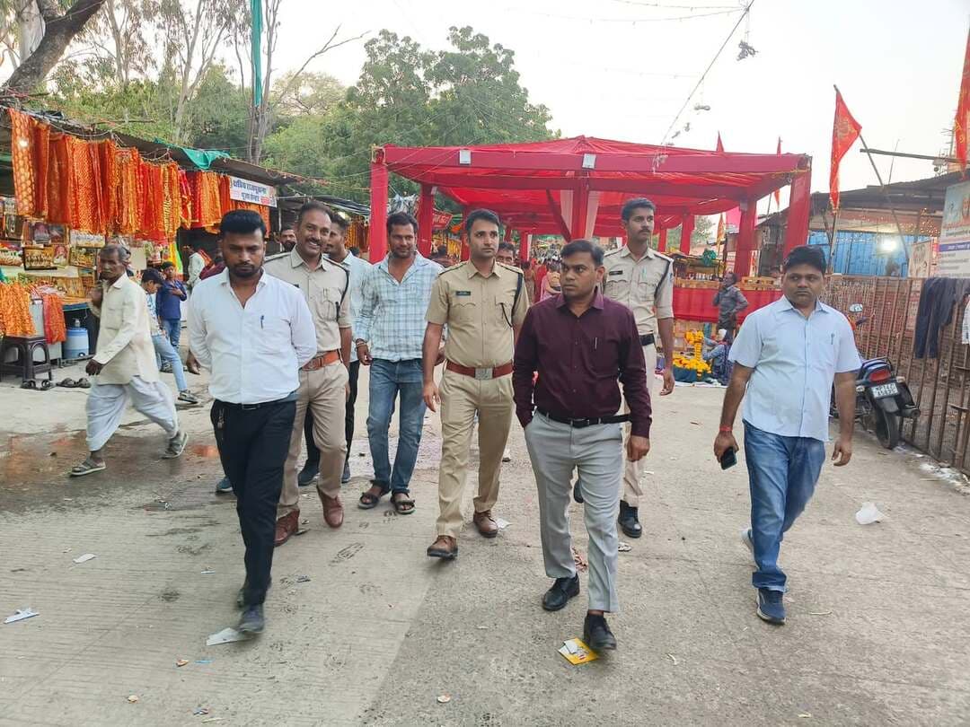 शारदीय नवरात्रि पर दुधाखेड़ी माताजी मंदिर में उमड़ा आस्था का सैलाब, प्रशासन ने व्यवस्थाओं का लिया जायजा
नवरात्रि पर्व के मद्देनजर पुलिस व प्रशासन की टीम मुस्तैद
भानपुरा आज से शारदीय नवरात्रि पर्व की शुरुआत के साथ ही जिले के प्रसिद्ध दुधाखेड़ी माताजी मंदिर में श्रद्धालुओं का सैलाब उमड़ पड़ा है। सुबह से ही भक्तों की लंबी कतारें माता के दर्शनों के लिए लगी रही। नवरात्रि पर्व को देखते हुए प्रशासन अलर्ट मोड पर है। आज गरोठ एसडीएम राहुल चौहान, एसडीओपी विजय यादव, तहसीलदार मुकेश निगम और भानपुरा थाना प्रभारी उपनिरीक्षक विनय बुंदेला ने मंदिर परिसर का निरीक्षण कर व्यवस्थाओं का जायजा लिया। अधिकारियों ने मंदिर समिति, पुजारियों और उपस्थित भक्तों से चर्चा कर दर्शन, सुरक्षा, पार्किंग, साफ-सफाई और भीड़ प्रबंधन की व्यवस्थाओं की समीक्षा की। इस दौरान अधिकारियों ने सभी को शारदीय नवरात्रि की बधाई एवं शुभकामनाएं दीं और शांति व सौहार्दपूर्ण वातावरण में पर्व मनाने की अपील की।