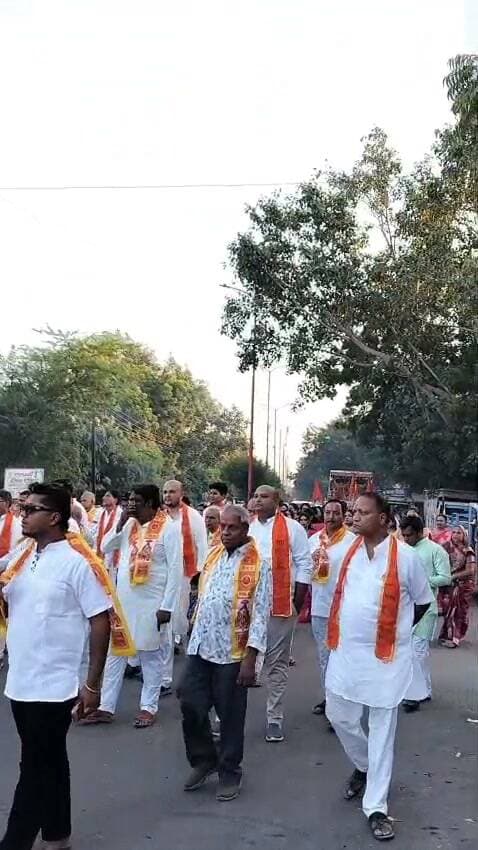 गरोठ में धूमधाम से मनाई महाराजा अग्रसेन जयंती, निकली भव्य शोभायात्रा
गरोठ। रविवार को महाराजा अग्रसेन जयंती के अवसर पर अग्रवाल समाज ने भव्य शोभायात्रा निकाली। शोभायात्रा अग्रवाल पंचायत भवन से शुरू होकर गांधी चौक, सब्जी मंडी, नवीन बस स्टैंड, रामपुरा दरवाजा और सरदार वल्लभभाई पटेल चौराहे सहित विभिन्न मार्गों से गुजरी। जगह-जगह पुष्पवर्षा कर स्वागत किया गया। समापन पर पंचायत भवन में महाराजा अग्रसेन जी का पूजन, दीप प्रज्वलन और माल्यार्पण किया गया। कार्यक्रम में समाज के वरिष्ठजन, महिलाएं, युवा और बच्चे शामिल हुए।