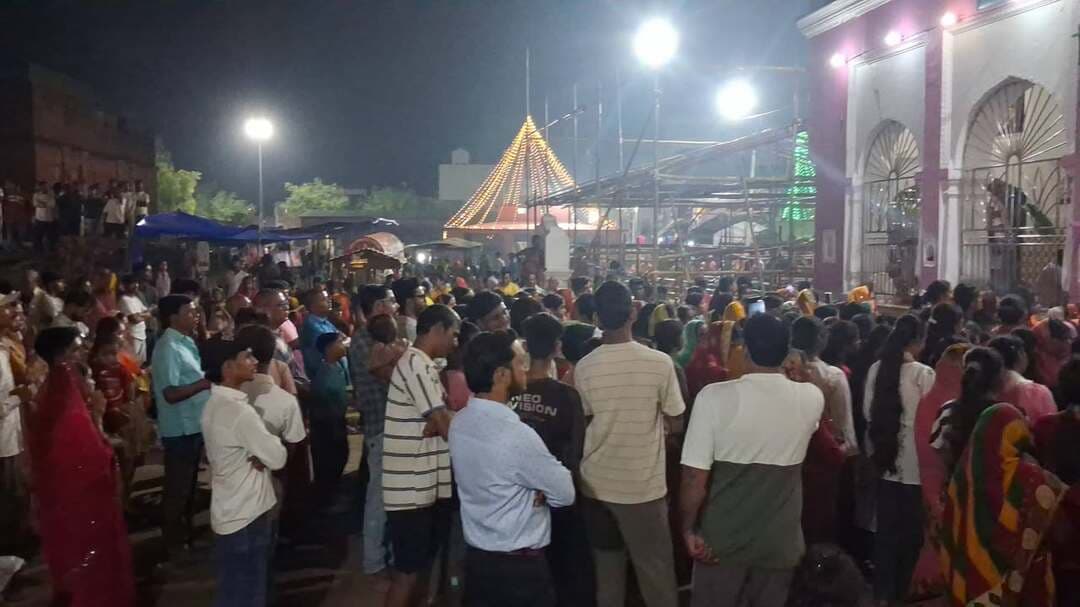 प्राचीन दुर्गा मंदिर के प्रांगण में संध्या पूजन प्रथम दिन हुई...