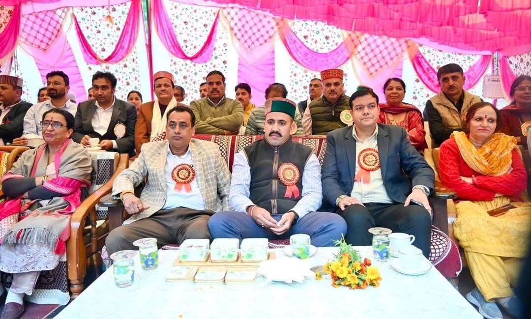 *स्थानीय मेले सदियों से पुरातन संस्कृति एवं देव परंपराओं व धरोहरों को संजोए रखने में निभा रहे हैं अहम भूमिका – विक्रमादित्य सिंह*
*लोक निर्माण मंत्री ने घराटनाला में शहीद नरेश कुमार की स्मृति में आयोजित मेले के समापन समारोह में मुख्यातिथि के रूप में की शिरकत*
लोक निर्माण एवं शहरी विकास मंत्री विक्रमादित्य सिंह ने कहा कि हिमाचल प्रदेश देवी-देवताओं की भूमि है यहां के स्थानीय मेले सदियों से पुरातन संस्कृति एवं देव परंपराओं व धरोहरों को संजोए रखने में अहम भूमिका निभाते आ रहे हैं।विक्रमादित्य सिंह ने आज शिमला ग्रामीण विधानसभा क्षेत्र की ग्राम पंचायत देवला के घराटनाला में शहीद नरेश कुमार की स्मृति में आयोजित दो दिवसीय मेले के समापन समारोह में मुख्यातिथि के रूप में शिरकत की। इस अवसर पर उन्होंने शहीद नरेश कुमार को पुष्पांजलि अर्पित कर दी श्रद्धांजलि देते हुए कहा कि नरेश कुमार 1999 में कारगिल युद्ध में दुश्मनों से लड़ते-लड़ते वीरगति को प्राप्त हो गए थे। उन्होंने कहा कि वर्ष 1999 में कारगिल युद्ध के दौरान देश के 527 जवान शहीद हो गए थे जिसमें जिला शिमला से 4 जवानों ने शहादत दी थी। उन्होंने कहा कि जब नरेश कुमार का पार्थिव शरीर यहां उनके गांव में पहुंचा था तो स्वर्गीय राजा वीरभद्र सिंह भी उन्हें श्रद्धांजलि देने के लिए यहां आए थे। उन्होंने कहा कि ऐसे महान सपूतों के नाम से मेला आयोजित करवाना सराहनीय कार्य है। उन्होंने कहा कि आज उन सभी वीर सपूतों को याद करने का समय है जिन्होंने कारगिल युद्ध में अपनी जान गंवाई है।उन्होंने कहा कि देवला पंचायत का शहीद नरेश कुमार के नाम पर आयोजित यह दो दिवसीय मेला पुरातन संस्कृति के साथ पिछले काफी समय से मनाया जा रहा है जिसके लिए उन्होंने मेला आयोजन समिति ठेला को बधाई भी दी। उन्होंने कहा कि घराट नाला में शहीद नरेश कुमार का स्मारक बनाने के प्रयास किए जाएंगे।
*हर गांव को सड़क सुविधा उपलब्ध करवाना है लक्ष्य*
उन्होंने कहा कि प्रदेश सरकार का हर गांव को सड़क सुविधा उपलब्ध करवाने का लक्ष्य है। इसी लक्ष्य को ध्यान में रखते हुए सड़कों के विस्तारीकरण पर जोर दिया जा रहा है। उन्होनें कहा कि शिमला ग्रामीण विधानसभा क्षेत्र में सड़को के रखरखाव व ग्रामीणों को सभी प्रकार की सुविधाएं उपलब्ध हो इसके लिए कार्य किया जा रहा है। उन्होंने कहा कि चौथा परगना क्षेत्र की दो सड़कों के निर्माण कार्य जारी है जिस पर लगभग 12 करोड़ रुपए खर्च किए जा रहे हैं। उन्होंने कहा कि खटनोल से मझीवड़, दसयाडी से कांगयाली मजयूड-जावन तथा चौथा परगना खटनोल की अन्य 5 सड़कों के निर्माण के लिए राशि स्वीकृत की गई है जिनके निर्माण कार्य जारी है। उन्होंने कहा कि पिछले साढ़े तीन वर्षों के दौरान देवला पंचायत के विकास कार्यों के लिए 25 लाख रुपए की राशि स्वीकृत की गई है। इसके अतिरिक्त, देवला पंचायत के खेल मैदान के निर्माण के लिए 15 लाख रूपए की राशि स्वीकृत की गई है। उन्होंने कहा कि सुन्नी में हिमाचल पथ परिवहन निगम का सब डिपो खोलने पर विचार किया जा रहा है ताकी सुन्नी क्षेत्र तथा आसपास के क्षेत्र की बसों की आवाजाही सुन्नी से ही की जा सके।
*25 अक्टूबर से शुरू होगा खेलों का महाकुंभ*
उन्होंने कहा कि शिमला ग्रामीण विधानसभा क्षेत्र में 25 अक्टूबर से खेलों का महाकुंभ आयोजित किया जा रहा है जिसमें 5000 से अधिक युवा खिलाड़ी भाग लेंगे। उन्होंने कहा कि युवाओं को नशे से दूर रखने के लिए उन्हें खेलों की ओर प्रेरित करने के लिए यह प्रतियोगिता आयोजित करवाई जा रही है। खेल महाकुंभ में महिलाओं की सहभागिता सुनिश्चित करने व उनके मनोरंजन के लिए महिलाओं की कबड्डी, बैडमिंटन, रस्साकस्सी तथा मॉडलिंग प्रतियोगिता का आयोजन किया जा रहा है। उन्होंने युवक मंडलों तथा महिला मंडलों से खेल महाकुंभ में अपनी उपस्थिति दर्ज करने के लिए शीघ्र पंजीकरण करवाने का आह्वान किया। उन्होंने देवला पंचायत क्षेत्र के विकास के लिए 6 लाख रूपए की राशि देने तथा मेले के सफल आयोजन के लिए मेला समिति ठेला को 31 हजार रुपए की राशि देने की घोषणा भी की ।
इस दो दिवसीय मेले में स्कूली बच्चों तथा महिला मंडलों के सांस्कृतिक कार्यक्रम एवं खेलकूद प्रतियोगिताएं भी आयोजित करवाई गई। मुख्य अतिथि ने खेल प्रतियोगिताओं में विजेता व उप-विजेता रही टीमों को पारितोषिक देकर सम्मानित भी किया।
*यह भी रहे उपस्थित*
इस अवसर पर एसडीएम सुन्नी राजेश वर्मा, बीडीओ बसंतपुर नरेन्द्र नेगी, पंचायत समिति बसंतपुर की अध्यक्ष कौशल्या शर्मा, नगर पंचायत सुन्नी अध्यक्ष सत्या वर्मा, मंडल कांग्रेस अध्यक्ष गोपाल शर्मा, पंचायत समिति सदस्य राकेश शर्मा, युवा कांग्रेस कमेटी ब्लॉक अध्यक्ष अरुण ठाकुर, ग्राम पंचायत देवला प्रधान धनवंत शर्मा, अध्यक्ष मेला कमेटी भूपेंद्र वर्मा, पूर्व बीडीसी उपाध्यक्ष प्रकाश कमल, पूर्व महिला कांग्रेस महामंत्री अनीता शर्मा, आसपास की पंचायतों के पंचायत प्रधान एवं अन्य प्रतिनिधि, मेला कमेटी के सभी प्रतिनिधि, युवक मंडल प्रधान व समस्त सदस्य, बीडीओ मशोबरा अंकित कोटिया, सहित विभिन्न विभागों के अधिकारी तथा बड़ी संख्या में खेल प्रेमी उपस्थित रहे।
-0-