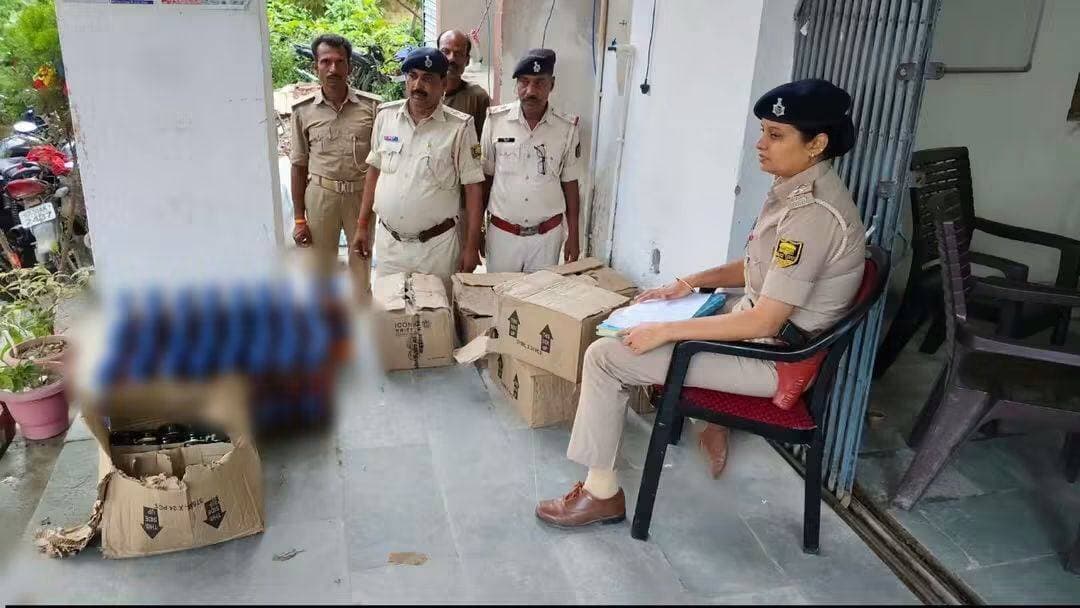 समस्तीपुर दलसिंहसराय पुलिस के द्वारा गुप्त सूचना के आधार पर की गई छापामारी के क्रम में हरलाल डीहसे 316 , 65 लीटर विदेशी शराब के साथ अभियुक्त को किया गिरफ्तार