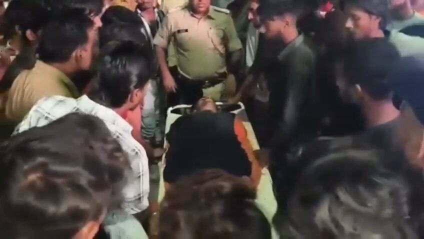 कैमूर जिले के भभुआ में हत्या के बाद आक्रोश!पुलिस से शव छीन किया सड़क जाम!