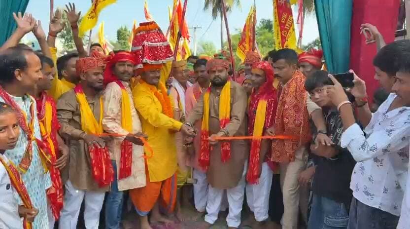 सुरसंड में ऐतिहासिक दुर्गा पूजा की धूम, पूजक सह नगर पंचायत अध्यक्ष पप्पू कुमार चौधरी ने फीता काटकर किया तोरण द्वार का उद्घाटन
सुरसंड (सीतामढ़ी)। सुरसंड की ऐतिहासिक दुर्गा पूजा को लेकर नवरात्र के प्रथम दिन भव्य कलश शोभायात्रा निकाली गई। इस अवसर पर पूरे नगर में उत्सव और भक्ति का माहौल देखने को मिला। शोभायात्रा के निर्धारित मार्गों पर जगह-जगह आकर्षक तोरण द्वार बनाए गए थे। इन तोरण द्वारों का उद्घाटन पूजक सह नगर पंचायत अध्यक्ष पप्पू कुमार चौधरी ने फीता काटकर किया।
कलश शोभायात्रा को लेकर बूढ़ा पोखर पर पूरे विधि-विधान के साथ पूजा-अर्चना की गई। इसके बाद कुंवारी कन्याओं ने कलश में पवित्र जल भरकर नगर भ्रमण किया। शोभायात्रा के दौरान श्रद्धालुओं की भारी भीड़ उमड़ी और पूरा नगर भक्तिमय माहौल में सराबोर नजर आया।
ऐतिहासिक दुर्गा पूजा को लेकर श्रद्धालुओं में खासा उत्साह देखने को मिला। जगह-जगह बनाए गए तोरण द्वार और भव्य कलश शोभायात्रा ने आयोजन की रौनक बढ़ा दी। पूरे नगर में आस्था और भक्ति का जनसैलाब उमड़ पड़ा।