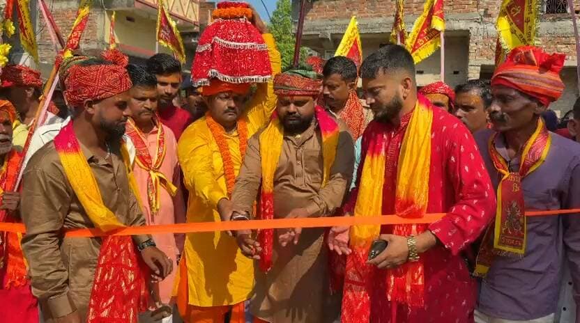 सुरसंड में ऐतिहासिक दुर्गा पूजा की धूम, पूजक सह नगर पंचायत अध्यक्ष पप्पू कुमार चौधरी ने फीता काटकर किया तोरण द्वार का उद्घाटन
सुरसंड (सीतामढ़ी)। सुरसंड की ऐतिहासिक दुर्गा पूजा को लेकर नवरात्र के प्रथम दिन भव्य कलश शोभायात्रा निकाली गई। इस अवसर पर पूरे नगर में उत्सव और भक्ति का माहौल देखने को मिला। शोभायात्रा के निर्धारित मार्गों पर जगह-जगह आकर्षक तोरण द्वार बनाए गए थे। इन तोरण द्वारों का उद्घाटन पूजक सह नगर पंचायत अध्यक्ष पप्पू कुमार चौधरी ने फीता काटकर किया।
कलश शोभायात्रा को लेकर बूढ़ा पोखर पर पूरे विधि-विधान के साथ पूजा-अर्चना की गई। इसके बाद कुंवारी कन्याओं ने कलश में पवित्र जल भरकर नगर भ्रमण किया। शोभायात्रा के दौरान श्रद्धालुओं की भारी भीड़ उमड़ी और पूरा नगर भक्तिमय माहौल में सराबोर नजर आया।
ऐतिहासिक दुर्गा पूजा को लेकर श्रद्धालुओं में खासा उत्साह देखने को मिला। जगह-जगह बनाए गए तोरण द्वार और भव्य कलश शोभायात्रा ने आयोजन की रौनक बढ़ा दी। पूरे नगर में आस्था और भक्ति का जनसैलाब उमड़ पड़ा।