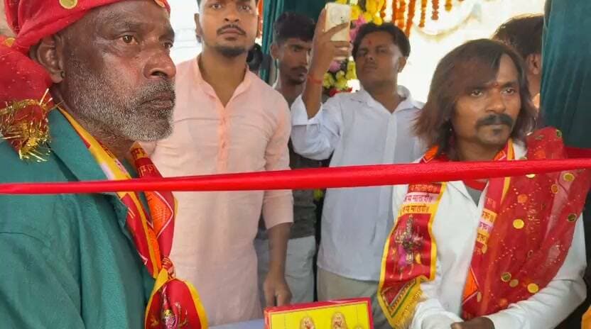 सुरसंड में ऐतिहासिक दुर्गा पूजा की धूम, पूजक सह नगर पंचायत अध्यक्ष पप्पू कुमार चौधरी ने फीता काटकर किया तोरण द्वार का उद्घाटन
सुरसंड (सीतामढ़ी)। सुरसंड की ऐतिहासिक दुर्गा पूजा को लेकर नवरात्र के प्रथम दिन भव्य कलश शोभायात्रा निकाली गई। इस अवसर पर पूरे नगर में उत्सव और भक्ति का माहौल देखने को मिला। शोभायात्रा के निर्धारित मार्गों पर जगह-जगह आकर्षक तोरण द्वार बनाए गए थे। इन तोरण द्वारों का उद्घाटन पूजक सह नगर पंचायत अध्यक्ष पप्पू कुमार चौधरी ने फीता काटकर किया।
कलश शोभायात्रा को लेकर बूढ़ा पोखर पर पूरे विधि-विधान के साथ पूजा-अर्चना की गई। इसके बाद कुंवारी कन्याओं ने कलश में पवित्र जल भरकर नगर भ्रमण किया। शोभायात्रा के दौरान श्रद्धालुओं की भारी भीड़ उमड़ी और पूरा नगर भक्तिमय माहौल में सराबोर नजर आया।
ऐतिहासिक दुर्गा पूजा को लेकर श्रद्धालुओं में खासा उत्साह देखने को मिला। जगह-जगह बनाए गए तोरण द्वार और भव्य कलश शोभायात्रा ने आयोजन की रौनक बढ़ा दी। पूरे नगर में आस्था और भक्ति का जनसैलाब उमड़ पड़ा।