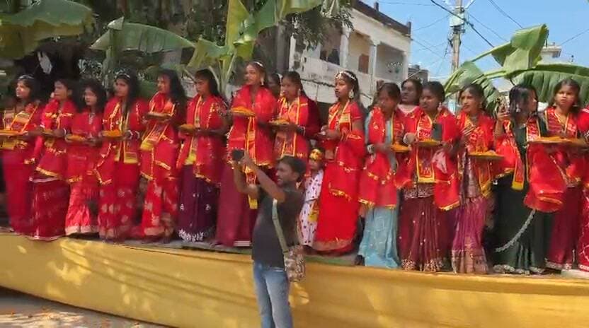 सुरसंड में ऐतिहासिक दुर्गा पूजा की धूम, पूजक सह नगर पंचायत अध्यक्ष पप्पू कुमार चौधरी ने फीता काटकर किया तोरण द्वार का उद्घाटन
सुरसंड (सीतामढ़ी)। सुरसंड की ऐतिहासिक दुर्गा पूजा को लेकर नवरात्र के प्रथम दिन भव्य कलश शोभायात्रा निकाली गई। इस अवसर पर पूरे नगर में उत्सव और भक्ति का माहौल देखने को मिला। शोभायात्रा के निर्धारित मार्गों पर जगह-जगह आकर्षक तोरण द्वार बनाए गए थे। इन तोरण द्वारों का उद्घाटन पूजक सह नगर पंचायत अध्यक्ष पप्पू कुमार चौधरी ने फीता काटकर किया।
कलश शोभायात्रा को लेकर बूढ़ा पोखर पर पूरे विधि-विधान के साथ पूजा-अर्चना की गई। इसके बाद कुंवारी कन्याओं ने कलश में पवित्र जल भरकर नगर भ्रमण किया। शोभायात्रा के दौरान श्रद्धालुओं की भारी भीड़ उमड़ी और पूरा नगर भक्तिमय माहौल में सराबोर नजर आया।
ऐतिहासिक दुर्गा पूजा को लेकर श्रद्धालुओं में खासा उत्साह देखने को मिला। जगह-जगह बनाए गए तोरण द्वार और भव्य कलश शोभायात्रा ने आयोजन की रौनक बढ़ा दी। पूरे नगर में आस्था और भक्ति का जनसैलाब उमड़ पड़ा।