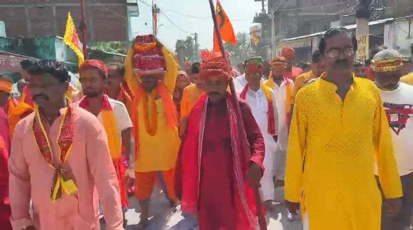 सुरसंड में ऐतिहासिक दुर्गा पूजा की धूम, पूजक सह नगर पंचायत अध्यक्ष पप्पू कुमार चौधरी ने फीता काटकर किया तोरण द्वार का उद्घाटन
सुरसंड (सीतामढ़ी)। सुरसंड की ऐतिहासिक दुर्गा पूजा को लेकर नवरात्र के प्रथम दिन भव्य कलश शोभायात्रा निकाली गई। इस अवसर पर पूरे नगर में उत्सव और भक्ति का माहौल देखने को मिला। शोभायात्रा के निर्धारित मार्गों पर जगह-जगह आकर्षक तोरण द्वार बनाए गए थे। इन तोरण द्वारों का उद्घाटन पूजक सह नगर पंचायत अध्यक्ष पप्पू कुमार चौधरी ने फीता काटकर किया।
कलश शोभायात्रा को लेकर बूढ़ा पोखर पर पूरे विधि-विधान के साथ पूजा-अर्चना की गई। इसके बाद कुंवारी कन्याओं ने कलश में पवित्र जल भरकर नगर भ्रमण किया। शोभायात्रा के दौरान श्रद्धालुओं की भारी भीड़ उमड़ी और पूरा नगर भक्तिमय माहौल में सराबोर नजर आया।
ऐतिहासिक दुर्गा पूजा को लेकर श्रद्धालुओं में खासा उत्साह देखने को मिला। जगह-जगह बनाए गए तोरण द्वार और भव्य कलश शोभायात्रा ने आयोजन की रौनक बढ़ा दी। पूरे नगर में आस्था और भक्ति का जनसैलाब उमड़ पड़ा।