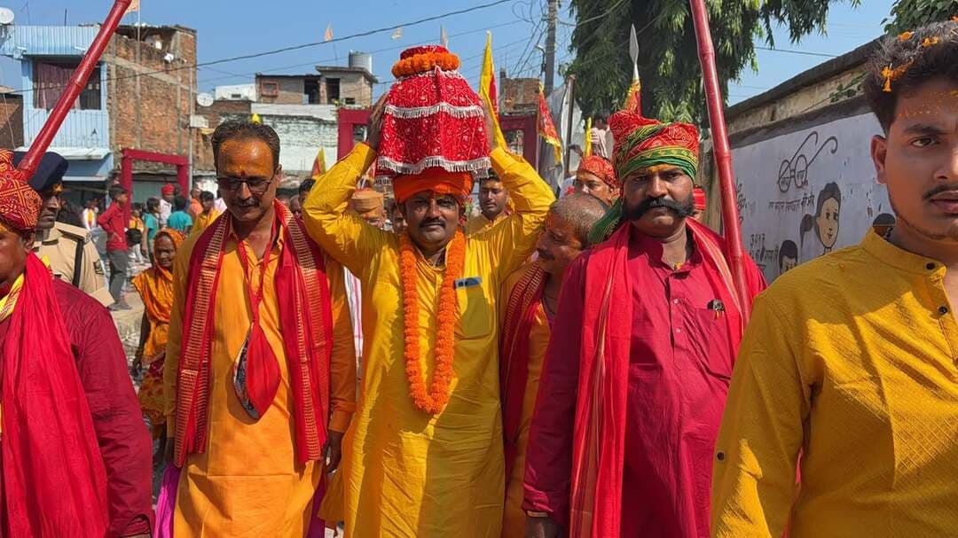 सुरसंड में ऐतिहासिक दुर्गा पूजा की धूम, पूजक सह नगर पंचायत अध्यक्ष पप्पू कुमार चौधरी ने फीता काटकर किया तोरण द्वार का उद्घाटन
सुरसंड (सीतामढ़ी)। सुरसंड की ऐतिहासिक दुर्गा पूजा को लेकर नवरात्र के प्रथम दिन भव्य कलश शोभायात्रा निकाली गई। इस अवसर पर पूरे नगर में उत्सव और भक्ति का माहौल देखने को मिला। शोभायात्रा के निर्धारित मार्गों पर जगह-जगह आकर्षक तोरण द्वार बनाए गए थे। इन तोरण द्वारों का उद्घाटन पूजक सह नगर पंचायत अध्यक्ष पप्पू कुमार चौधरी ने फीता काटकर किया।
कलश शोभायात्रा को लेकर बूढ़ा पोखर पर पूरे विधि-विधान के साथ पूजा-अर्चना की गई। इसके बाद कुंवारी कन्याओं ने कलश में पवित्र जल भरकर नगर भ्रमण किया। शोभायात्रा के दौरान श्रद्धालुओं की भारी भीड़ उमड़ी और पूरा नगर भक्तिमय माहौल में सराबोर नजर आया।
ऐतिहासिक दुर्गा पूजा को लेकर श्रद्धालुओं में खासा उत्साह देखने को मिला। जगह-जगह बनाए गए तोरण द्वार और भव्य कलश शोभायात्रा ने आयोजन की रौनक बढ़ा दी। पूरे नगर में आस्था और भक्ति का जनसैलाब उमड़ पड़ा।