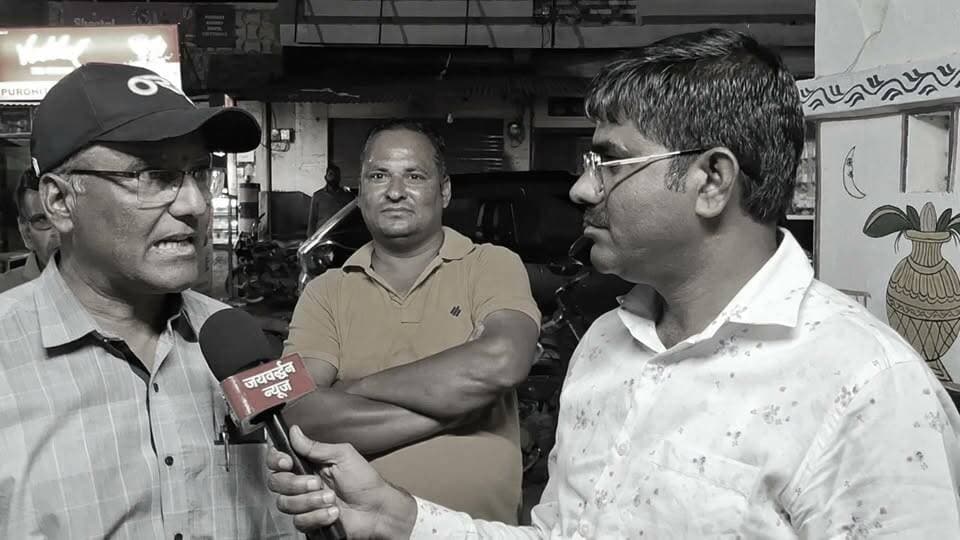 राजसमंद की बागोल पंचायत में ग्रामीणों ने लगाए भ्रष्टाचार के आरोप, सरपंच ने दिया जवाब #rajsamandnews
राजसमंद। जिले की बागोल ग्राम पंचायत में ग्रामीणों ने विभिन्न समस्याओं को लेकर अपनी नाराजगी जाहिर की और पंचायत पर गंभीर भ्रष्टाचार के आरोप लगाए। ग्रामीणों ने गांव में विकास कार्यों और बुनियादी सुविधाओं से जुड़ी समस्याओं को सामने रखते हुए पंचायत की कार्यप्रणाली पर सवाल उठाए। वहीं, सरपंच ने इन आरोपों को गलत बताते हुए कहा कि भ्रष्टाचार के आरोप लगाना बहुत आसान है। उन्होंने ग्रामीणों की ओर से लगाए गए आरोपों को खारिज किया। बागोल पंचायत में ग्रामीणों द्वारा उठाए गए सवालों और सरपंच के जवाब के बाद पंचायत में विकास कार्यों तथा आरोपों की सच्चाई को लेकर चर्चा तेज हो गई है।
GramPanchayatBagol
Nathdwaranews
Rajsamandnews
RajsamandBagol
Sarpanchchunav
PanchayatElections