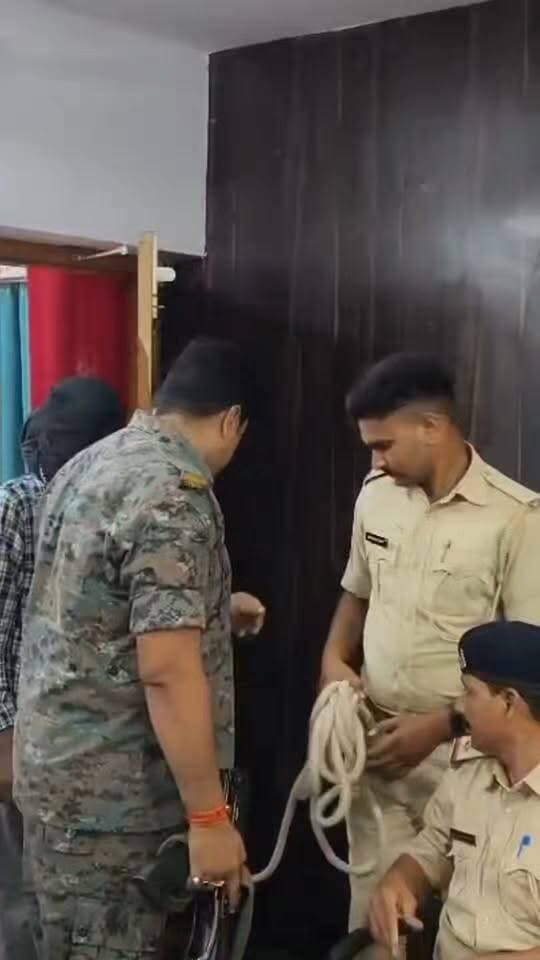 गोड्डा में सोलर प्लांट से बैट्री चोरी का खुलासा, दो आरोपी गिरफ्तार, चोरी की बैट्री और मोटर पंप बरामद