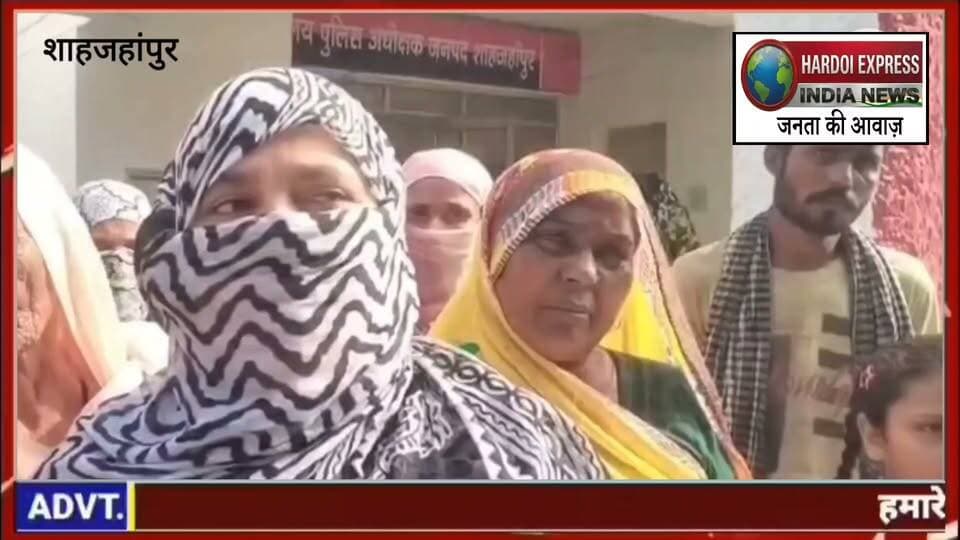 मोहल्ले में सेक्स रैकेट चलाने का आरोप, एसपी से कार्रवाई की मांग ख्वाजा फिरोज मोहल्ले के लोगों ने महिला पर लगाए गंभीर आरोप, शिकायती पत्र देकर मुकदमा दर्ज कराने की मांग की
शाहजहांपुर शहर के थाना रामचंद्र मिशन क्षेत्र के मोहल्ला ख्वाजा फिरोज में रहने वाले कुछ लोगों ने एक महिला के खिलाफ गंभीर आरोप लगाते हुए पुलिस अधीक्षक से शिकायत की है। मोहल्ले के लोगों ने महिला पर कथित रूप से सेक्स रैकेट चलाने, लोगों को धमकाने और विवाद करने के आरोप लगाए हैं। शिकायतकर्ताओं ने मामले की जांच कराकर कानूनी कार्रवाई करने की मांग की है।
आज पुलिस अधीक्षक को दिए गए शिकायती पत्र में मोहल्ले के लोगों ने आरोप लगाया कि महिला का अपने पड़ोसियों से विवाद चल रहा है। शिकायत में मकान की दीवार तोड़ने और मकान पर हिस्सेदारी जताने का भी आरोप लगाया गया है। शिकायतकर्ताओं का यह भी आरोप है कि महिला पूर्व में मोहल्ले के कुछ लोगों के खिलाफ मुकदमे दर्ज करा चुकी है तथा एक अन्य व्यक्ति के खिलाफ भी मुकदमा दर्ज कराया गया है।
शिकायती पत्र में महिला के दूसरे पति के रूप में उल्लेखित एक व्यक्ति पर बाहर से लड़कियां लाने का आरोप भी लगाया गया है। मोहल्ले के लोगों का दावा है कि इससे आसपास के परिवारों को परेशानी होती है। शिकायतकर्ताओं ने आरोप लगाया कि विरोध करने पर दुष्कर्म के झूठे मुकदमे में फंसाने की धमकी दी जाती है।
मोहल्ले के लोगों ने पुलिस अधीक्षक से मामले की निष्पक्ष जांच कराने, लगाए गए आरोपों की सत्यता की पड़ताल करने तथा दोषी पाए जाने वालों के खिलाफ कानूनी कार्रवाई करने की मांग की है।