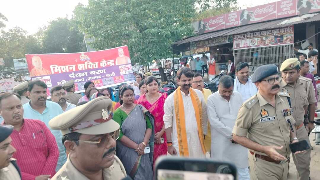 बस्ती में मिशन शक्ति फेज-6 का शुभारंभ, निकाला गया जागरूकता मार्च
बस्ती। शारदीय नवरात्रि के अवसर पर रविवार को बस्ती में मिशन शक्ति अभियान फेज-6 का शुभारंभ किया गया। सिविल लाइन चौकी से शास्त्री चौक तक पैदल मार्च निकालकर महिलाओं और बालिकाओं की सुरक्षा, सम्मान एवं स्वावलंबन का संदेश दिया गया। मार्च में डीआईजी संजीव त्यागी, जिलाधिकारी कृत्तिका ज्योत्स्ना, एसपी ओमवीर सिंह सहित अधिकारी, जनप्रतिनिधि और छात्र-छात्राएं शामिल हुए। इस दौरान 1090, 181 और 112 हेल्पलाइन तथा साइबर सुरक्षा के प्रति लोगों को जागरूक किया गया।