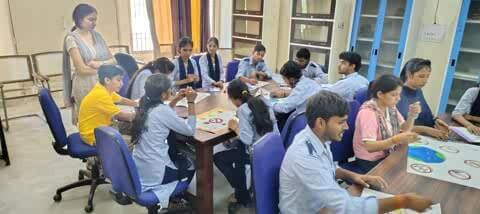 रोहतक: कंसाला में नशामुक्त भारत के लिए स्कूली बच्चों ने पोस्टर मेकिंग में दिखाया जोश