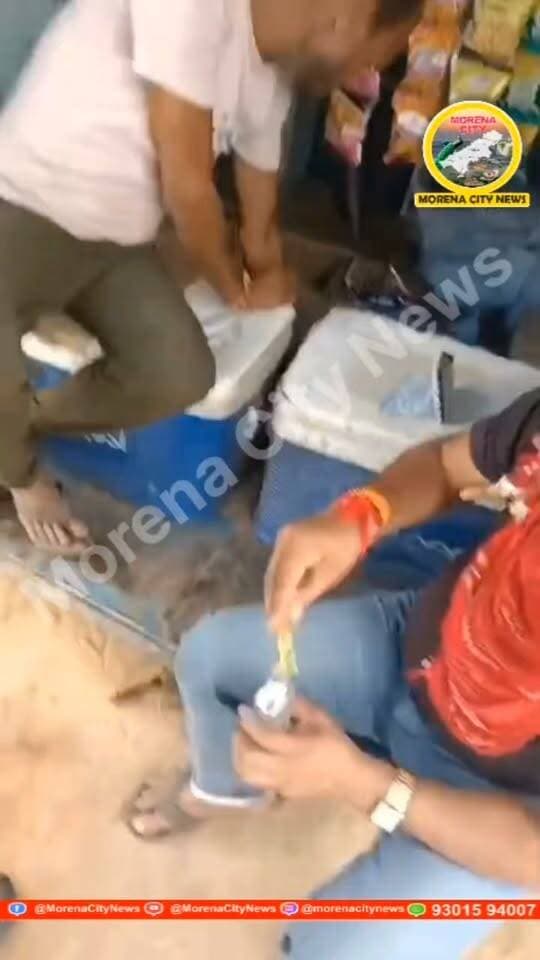 अंबाह-पोरसा में अवैध शराब की बिक्री के वीडियो वायरल, पुलिस-प्रशासन की कार्यशैली पर उठे सवाल
मुरैना। जिले के अंबाह-पोरसा क्षेत्र में कथित तौर पर अवैध शराब की बिक्री से जुड़े कई वीडियो सामने आने के बाद पुलिस और प्रशासन की कार्यप्रणाली पर सवाल उठ रहे हैं। सोशल मीडिया पर वायरल हो रहे इन वीडियो को लेकर स्थानीय स्तर पर चर्चा तेज है। आरोप हैं कि क्षेत्र के कई गांवों और चौराहों पर खुलेआम अवैध शराब की बिक्री हो रही है।
अवैध शराब के कारोबार को लेकर उठ रहे इन सवालों के बीच सबसे बड़ा मुद्दा आम लोगों और उनके परिवारों पर पड़ने वाले इसके दुष्प्रभाव का है। शराब की लत के कारण कई परिवार आर्थिक और सामाजिक परेशानियों का सामना करते हैं। ऐसे में यदि क्षेत्र में अवैध शराब की बिक्री हो रही है, तो इस पर प्रभावी कार्रवाई करना जरूरी है।
आखिर किसके संरक्षण में चल रहा अवैध शराब का कारोबार?
सोशल मीडिया पर सामने आए वीडियो ने कई सवाल खड़े कर दिए हैं। यदि गांवों और चौराहों पर अवैध शराब की बिक्री हो रही है, तो संबंधित जिम्मेदारों को इसकी जानकारी क्यों नहीं मिल रही? क्या इन गतिविधियों पर निगरानी रखी जा रही है? और सबसे अहम सवाल यह है कि अवैध शराब के कारोबार में शामिल लोगों के खिलाफ क्या कार्रवाई की जा रही है?
कार्रवाई और जवाबदेही की जरूरत
अंबाह-पोरसा क्षेत्र में अवैध शराब की बिक्री के आरोपों को गंभीरता से लेते हुए पुलिस एवं आबकारी विभाग को वायरल वीडियो की जांच कर संबंधित स्थानों पर कार्रवाई करनी चाहिए। साथ ही, यदि किसी की मिलीभगत सामने आती है, तो नियमानुसार जिम्मेदारी तय की जानी चाहिए।
अब देखना होगा कि पुलिस और प्रशासन इन वायरल वीडियो को लेकर क्या कदम उठाते हैं और क्षेत्र में अवैध शराब की बिक्री पर रोक लगाने के लिए क्या कार्रवाई की जाती है।
#मुरैना #पोरसा #अंबाह #शराब #पुलिस