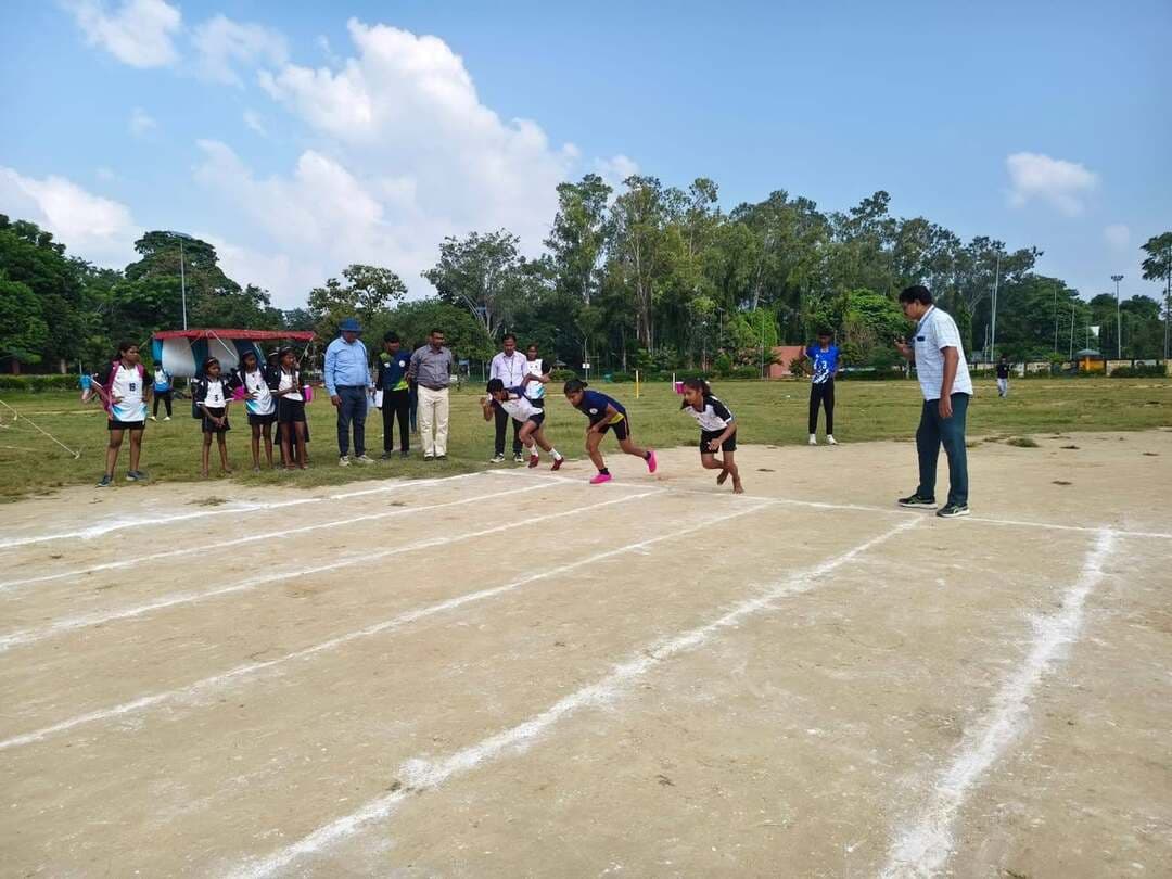 *प्रमंडल स्तरीय विद्यालय खेल प्रतियोगिता 2026-27 का आयोजन आज से भागलपुर में**
भागलपुर: खेल विभाग, बिहार सरकार, बिहार राज्य खेल प्राधिकरण, पटना एवं जिला प्रशासन, भागलपुर के संयुक्त तत्वावधान में प्रमंडल स्तरीय विद्यालय खेल प्रतियोगिता 2026-27 का आयोजन दिनांक **11 अक्टूबर से 13 अक्टूबर 2026** तक भागलपुर के सैंडिस मैदान एवं इंडोर स्टेडियम, खेल भवन में किया जाना है।
प्रतियोगिता में भागलपुर एवं बाँका जिले के खिलाड़ी विभिन्न खेल विधाओं में भाग लेकर अपनी प्रतिभा का प्रदर्शन किया।
प्रमंडल स्तरीय विद्यालय खेलकूद प्रतियोगिता के अंतर्गत विभिन्न खेलों के परिणाम निम्नलिखित हैं—
**एथलेटिक्स स्पर्धा के परिणाम**
एथलेटिक्स स्पर्धाओं में अंडर-14, अंडर-17 एवं अंडर-19 बालक-बालिका वर्ग के खिलाड़ियों ने शानदार प्रदर्शन किया। प्रतियोगिता में 100 मीटर, 200 मीटर, 400 मीटर, 600 मीटर, 800 मीटर, 1500 मीटर एवं 3000 मीटर/5000 मीटर दौड़ सहित शॉट पुट स्पर्धाओं में खिलाड़ियों ने अपनी प्रतिभा का प्रदर्शन किया।
अंडर-19 बालिका वर्ग
अंडर-19 बालिका वर्ग की 100 मीटर दौड़ में कृषिका कुमारी ने प्रथम, सोनम कुमारी ने द्वितीय तथा मौसम कुमारी ने तृतीय स्थान प्राप्त किया। 200 मीटर दौड़ में सोनम कुमारी प्रथम, ऋषिका कुमारी द्वितीय तथा सदा फातिमा तृतीय स्थान पर रहीं। 400 मीटर दौड़ में प्रीति कुमारी ने प्रथम, रेखा कुमारी ने द्वितीय तथा राखी कुमारी ने तृतीय स्थान प्राप्त किया। 800 मीटर दौड़ में पुष्पा कुमारी प्रथम, संजू कुमारी द्वितीय तथा अंकुर सिंह तृतीय स्थान पर रहीं। 3000 मीटर दौड़ में अंकु सिंह ने प्रथम स्थान प्राप्त किया।
शॉट पुट स्पर्धा में शालिनी कुमारी प्रथम, कोमल कुमारी द्वितीय तथा श्रेया तृतीय स्थान पर रहीं।
अंडर-19 बालक वर्ग
अंडर-19 बालक वर्ग की 100 मीटर दौड़ में चेतन आनंद ने प्रथम, आयुष राज ने द्वितीय तथा सौम्य कुमार ने तृतीय स्थान प्राप्त किया। 200 मीटर दौड़ में चेतन आनंद प्रथम तथा अखिलेश कुमार द्वितीय स्थान पर रहे। 800 मीटर दौड़ में अंकित कुमार ने प्रथम, विवेक कुमार ने द्वितीय तथा प्रिंस कुमार ने तृतीय स्थान हासिल किया। 5000 मीटर दौड़ में अरविंद कुमार प्रथम, नीरज कुमार द्वितीय तथा आदित्य गोयल तृतीय स्थान पर रहे।
अंडर-17 बालिका वर्ग
अंडर-17 बालिका वर्ग की 100 मीटर दौड़ में श्वेता कुमारी प्रथम, सुप्रिया कुमारी द्वितीय तथा बाँका की अंशु कुमारी तृतीय स्थान पर रहीं। 200 मीटर दौड़ में बाँका की ममता बेसरा ने प्रथम, सुप्रिया कुमारी ने द्वितीय तथा बाँका की गुलाब शाह खातून ने तृतीय स्थान प्राप्त किया। 400 मीटर दौड़ में साक्षी कुमारी प्रथम, मनीषा कुमारी द्वितीय तथा खुशी कुमारी तृतीय स्थान पर रहीं। 800 मीटर दौड़ में भी साक्षी कुमारी ने प्रथम, मनीषा कुमारी ने द्वितीय तथा खुशी कुमारी ने तृतीय स्थान प्राप्त किया। 1500 मीटर दौड़ में साक्षी कुमारी प्रथम, मनीषा कुमारी द्वितीय तथा काजल कुमारी तृतीय स्थान पर रहीं।
शॉट पुट में रुद्रप्रिया चतुर्वेदी ने प्रथम, तनीषा सिंह ने द्वितीय तथा दुर्गा कुमारी ने तृतीय स्थान प्राप्त किया।
अंडर-17 बालक वर्ग
अंडर-17 बालक वर्ग की 100 मीटर दौड़ में बादल कुमार प्रथम, शाश्वत कुमार द्वितीय तथा सौभाग्य कुमार सिंह तृतीय स्थान पर रहे। 200 मीटर दौड़ में आरुष कुमार ने प्रथम तथा आयुष कुमार ने द्वितीय स्थान प्राप्त किया। 800 मीटर दौड़ में महाराज कुमार प्रथम तथा प्रियांशु कुमार द्वितीय स्थान पर रहे।
शॉट पुट स्पर्धा में आर्यन कुमार ने प्रथम, अरनव डिडवानिया ने द्वितीय तथा अनमोल ने तृतीय स्थान हासिल किया।
अंडर-14 बालिका वर्ग
अंडर-14 बालिका वर्ग की 100 मीटर दौड़ में दुर्गा कुमारी प्रथम, रचना कुमारी द्वितीय तथा डोली रानी तृतीय स्थान पर रहीं। 200 मीटर दौड़ में सांची कुमारी ने प्रथम, रचना कुमारी ने द्वितीय तथा पल्लवी कुमारी ने तृतीय स्थान प्राप्त किया। 400 मीटर दौड़ में सोनम कुमारी प्रथम, सुचिता कुमारी द्वितीय तथा अदिति कुमारी तृतीय स्थान पर रहीं। 600 मीटर दौड़ में पल्लवी कुमारी ने प्रथम, अदिति कुमारी ने द्वितीय तथा कोमल कुमारी ने तृतीय स्थान हासिल किया।
शॉट पुट में अंजली कुमारी प्रथम, रचना कुमारी द्वितीय तथा रितु कुमारी तृतीय स्थान पर रहीं।
अंडर-14 बालक वर्ग
अंडर-14 बालक वर्ग की 100 मीटर दौड़ में समीर कुमार सिंह प्रथम, अभिषेक कुमार द्वितीय तथा मनीष कुमार तृतीय स्थान पर रहे। 200 मीटर दौड़ में पीयूष कुमार ने प्रथम, निलेश कुमार ने द्वितीय तथा व्यासराज ने तृतीय स्थान प्राप्त किया। 400 मीटर दौड़ में समीर कुमार सिंह प्रथम, पीयूष कुमार द्वितीय तथा सुरेश कुमार यादव तृतीय स्थान पर रहे। 600 मीटर दौड़ में पीयूष कुमार ने प्रथम, सूरज कुमार यादव ने द्वितीय तथा मनीष कुमार ने तृतीय स्थान प्राप्त किया।
**साइक्लिंग प्रतियोगिता का परिणाम**
अंडर-14 बालिका वर्ग में खुशबू ने प्रथम स्थान प्राप्त किया, जबकि डॉली कुमारी द्वितीय एवं नैन्सी कुमारी तृतीय स्थान पर रहीं। अंडर-14 बालक वर्ग में अभिलेख राज ने प्रथम स्थान हासिल किया। अंशु कुमार द्वितीय तथा कमलेश कुमार तृतीय स्थान पर रहे।
अंडर-17 बालिका वर्ग में रुचि कुमारी ने प्रथम स्थान प्राप्त किया। पुष्पा कुमारी ने द्वितीय एवं प्रतिमा कुमारी ने तृतीय स्थान हासिल किया। वहीं, अंडर-17 बालक वर्ग में देव कुमार प्रथम, मो. राशिद द्वितीय तथा मो. राहित तृतीय स्थान पर रहे।
अंडर-19 बालिका वर्ग में सुष्मिता कुमारी ने प्रथम स्थान प्राप्त किया। ऋचा कुमारी द्वितीय एवं पल्लवी कुमारी तृतीय स्थान पर रहीं। अंडर-19 बालक वर्ग में मलिक कुमार ने प्रथम स्थान हासिल किया, जबकि सिंटू कुमार द्वितीय एवं मो. अली हसन तृतीय स्थान पर रहे।
**हैंडबॉल खेल के परिणाम**
हैंडबॉल आयु वर्ग अंडर 14 17 19 बालिका का हैंडबॉल का आयोजन विश्वविद्यालय इंदौर स्टेडियम में हुआ जिसका विधिव्त उद्घाटन डॉक्टर विपिन कुमार मंडल पी टी ई ने किया ,टी म ब यू स्पोर्ट्स काउंसिल भागलपुर सबसे पहले अंडर 14 बालिका में बांका ने भागलपुर को 3 -0 से हराया वही 17 ग्रुप में भागलपुर ने बांका को 4-0 जीरो से हराया और 19 ग्रुप में बांका ने भागलपुर को 1-0 से हराया।
**कबड्डी खेल के परिणाम**
कबड्डी मुकाबलों में भागलपुर के खिलाड़ियों ने शानदार प्रदर्शन किया। अंडर-14, अंडर-17 एवं अंडर-19 बालक-बालिका वर्गों के मुकाबलों में भागलपुर की टीम ने अधिकांश वर्गों में जीत दर्ज की, जबकि अंडर-17 बालक वर्ग में बाँका की टीम विजेता रही।
बालक वर्ग के मुकाबलों में अंडर-14 वर्ग में भागलपुर ने बाँका को 31 अंकों के अंतर से पराजित किया। अंडर-17 बालक वर्ग में बाँका ने शानदार खेल दिखाते हुए भागलपुर को 3 अंकों से हराकर जीत हासिल की। वहीं, अंडर-19 बालक वर्ग में भागलपुर की टीम ने 14 अंकों के अंतर से जीत दर्ज की।
बालिका वर्ग के मुकाबलों में भी भागलपुर की टीम का प्रदर्शन शानदार रहा। अंडर-14 बालिका वर्ग में भागलपुर ने 18 अंकों से जीत हासिल की। अंडर-17 बालिका वर्ग में भी भागलपुर की टीम 18 अंकों से विजयी रही। वहीं, अंडर-19 बालिका वर्ग में भागलपुर ने 13 अंकों के अंतर से जीत दर्ज की।
**खोखो खेल परिणाम**
भागलपुर के खिलाड़ियों ने शानदार प्रदर्शन किया। अंडर-17 एवं अंडर-19 बालक तथा बालिका वर्गों में भागलपुर की टीम विजेता रही। खिलाड़ियों ने उत्कृष्ट तालमेल, फुर्ती और खेल कौशल का परिचय देते हुए सभी वर्गों में जीत दर्ज की।
प्रतियोगिता के सफल संचालन में खो-खो खेल के संयोजक अंजन कुमार, राकेश कुमार मंडल, गोविंद कुमार, राकेश कुमार एवं भागलपुर के खो-खो सचिव मानस कुमार की महत्वपूर्ण भूमिका रही। इस अवसर पर निर्णायक रजनीश कुमार सहित मुन्ना, मिन्नत, सुनील, सुजीत, शैली एवं मिली उपस्थित रहे।
**बैडमिंटन खेल के परिणाम**
अंडर-14 बालक वर्ग में अर्नव कुमार मिश्रा ने प्रथम स्थान प्राप्त किया, जबकि हर्षित सिंह द्वितीय स्थान पर रहे। अंडर-14 बालिका वर्ग में आराध्या सिंह ने प्रथम स्थान हासिल किया तथा अदिति आर्या ने द्वितीय स्थान प्राप्त किया। अंडर-17 बालक वर्ग में ऋषभ सिन्हा ने शानदार प्रदर्शन करते हुए प्रथम स्थान प्राप्त किया, जबकि रोमित सिन्हा द्वितीय स्थान पर रहे। वहीं, अंडर-17 बालिका वर्ग में कनिका कश्यप ने प्रथम स्थान प्राप्त किया तथा सृष्टि प्रिया ने द्वितीय स्थान हासिल किया।
अंडर-19 बालक वर्ग में सक्षम शौर्य ने प्रथम स्थान प्राप्त कर अपनी श्रेष्ठता साबित की, जबकि शिवेन सिद्धार्थ द्वितीय स्थान पर रहे। अंडर-19 बालिका वर्ग में तनु शुक्ला ने प्रथम स्थान प्राप्त किया, जबकि बांका की आस्था कुमारी ने द्वितीय स्थान हासिल किया।
इस प्रतियोगिता का उद्देश्य विद्यालय स्तर पर खेल प्रतिभाओं को प्रोत्साहित करना, खिलाड़ियों को बेहतर अवसर प्रदान करना तथा उन्हें उच्च स्तरीय प्रतियोगिताओं के लिए तैयार करना है।सभी चयनित खिलाड़ी आगामी दिनों में राज्य स्तरीय प्रतियोगिता में भाग लेंगे।
जिला जनसंपर्क कार्यालय
भागलपुर