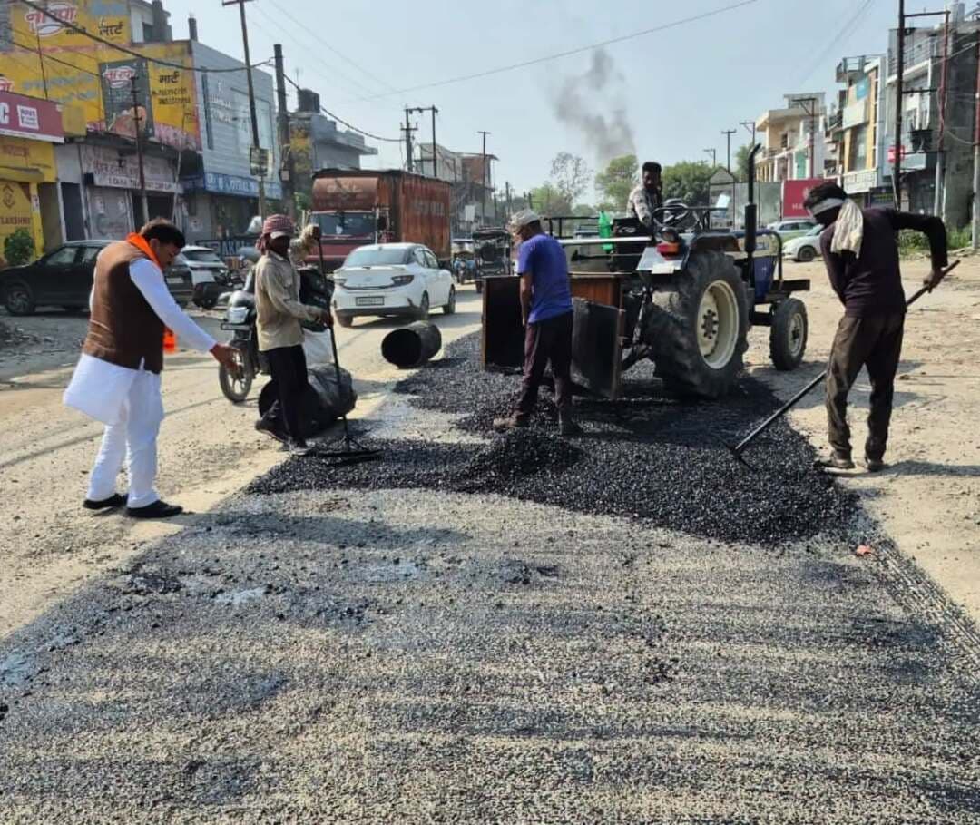 रुद्रपुर रोड काफी लंबे समय से जर्जर हालत मे हैं, बड़े बड़े गड्डे हो जाने के कारण यह रास्ता असुविधाजनक बन गया था जिस पर पूर्व विधायक Rajesh Shukla लोक निर्माण विभाग के सचिव पंकज पांडे से से मुलाकात कर इस रोड की पीचिग की बात की थी, जिस पर सड़क के पुननिर्माण का पीचिग कार्य प्रारंभ हुआ