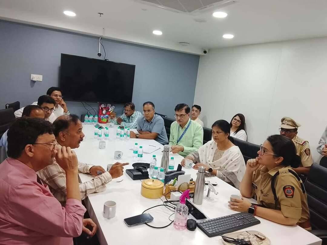 📰 डॉक्टरांच्या सुरक्षेसाठी नागपूर शहर पोलिसांचा पुढाकार! 👮🏻♂️🏥
डॉक्टर आणि वैद्यकीय कर्मचाऱ्यांच्या सुरक्षेला प्राधान्य देत, नागपूर शहर पोलिसांच्या परिमंडळ २ अंतर्गत रुग्णालये आणि पोलिसांमधील समन्वय अधिक मजबूत करण्यासाठी विशेष Police-Medical Connect Directory उपक्रम राबविण्यात येत आहे.
🏥 ८६ रुग्णालयांचा समावेश
📱 WhatsApp ग्रुपद्वारे थेट संपर्क
🔎 QR कोडद्वारे पोलिसांच्या भेटींची नोंद
👮🏻♂️ बीट मार्शलच्या माध्यमातून नियमित समन्वय
डॉक्टरांमध्ये विश्वास, रुग्णालयांमध्ये सुरक्षितता आणि आपत्कालीन परिस्थितीत पोलिसांशी सुलभ संपर्क—यासाठी नागपूर शहर पोलिसांचा महत्त्वपूर्ण पुढाकार! 🤝
#NagpurCityPolice #DoctorSafety #HospitalSecurity #PoliceMedicalConnect #PublicSafety #Nagpur