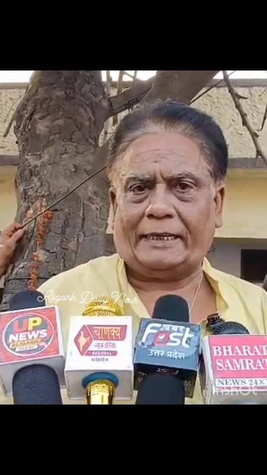 अलीगढ़ में GST टीम पर ₹50 हजार मांगने का आरोप, बिल आने के बाद भी माल ले जाने पर अड़े अधिकारी, एसोसिएशन के विरोध के बाद बिना कार्रवाई लौटे,अलीगढ़। आगरा रोड पर चिरंजीलाल स्कूल के पास जीएसटी टीम पर अवैध वसूली का आरोप लगा है। व्यापारी सौदान सिंह का ढलाई का माल लेकर जा रहे व्यक्ति को अधिकारियों ने रोककर बिल मांगा। बिल मौके पर नहीं मिलने पर टीम माल को ताला नगरी स्थित कार्यालय ले जाने लगी। सूचना पर इंडस्ट्रीज डेवलपमेंट एसोसिएशन के अध्यक्ष वाईके गुप्ता साथियों के साथ पहुंचे। तब तक बिल भी आ गया, लेकिन अधिकारी माल ले जाने पर अड़े रहे। ढलाई करने वाले ने ₹50 हजार मांगने का आरोप लगाया। करीब तीन घंटे हंगामे के बाद अधिकारी माल को क्लीनचिट देकर लौट गए। अधिकारियों ने आरोपों पर जवाब नहीं दिया।
#Aligarh #GSTDepartment #BusinessNews #AligarhNews # व्यापारी