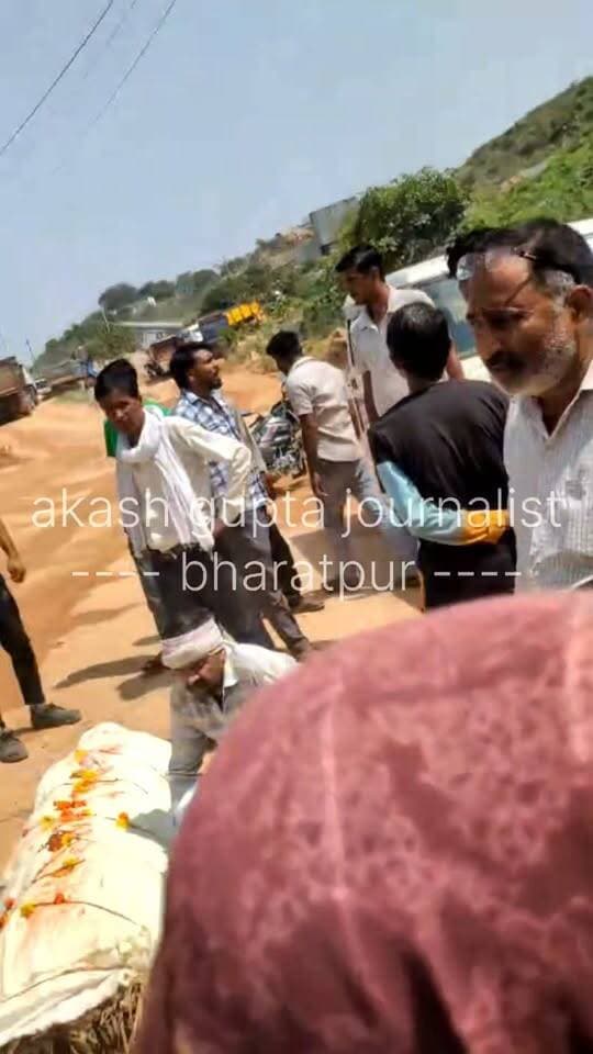 बयाना के अगावली में क्रेशर संचालन के विरोध में ग्रामीणों ने सड़क पर अर्थी रख प्रदर्शन किया.. पुलिस से नौंकझौंक हुई..