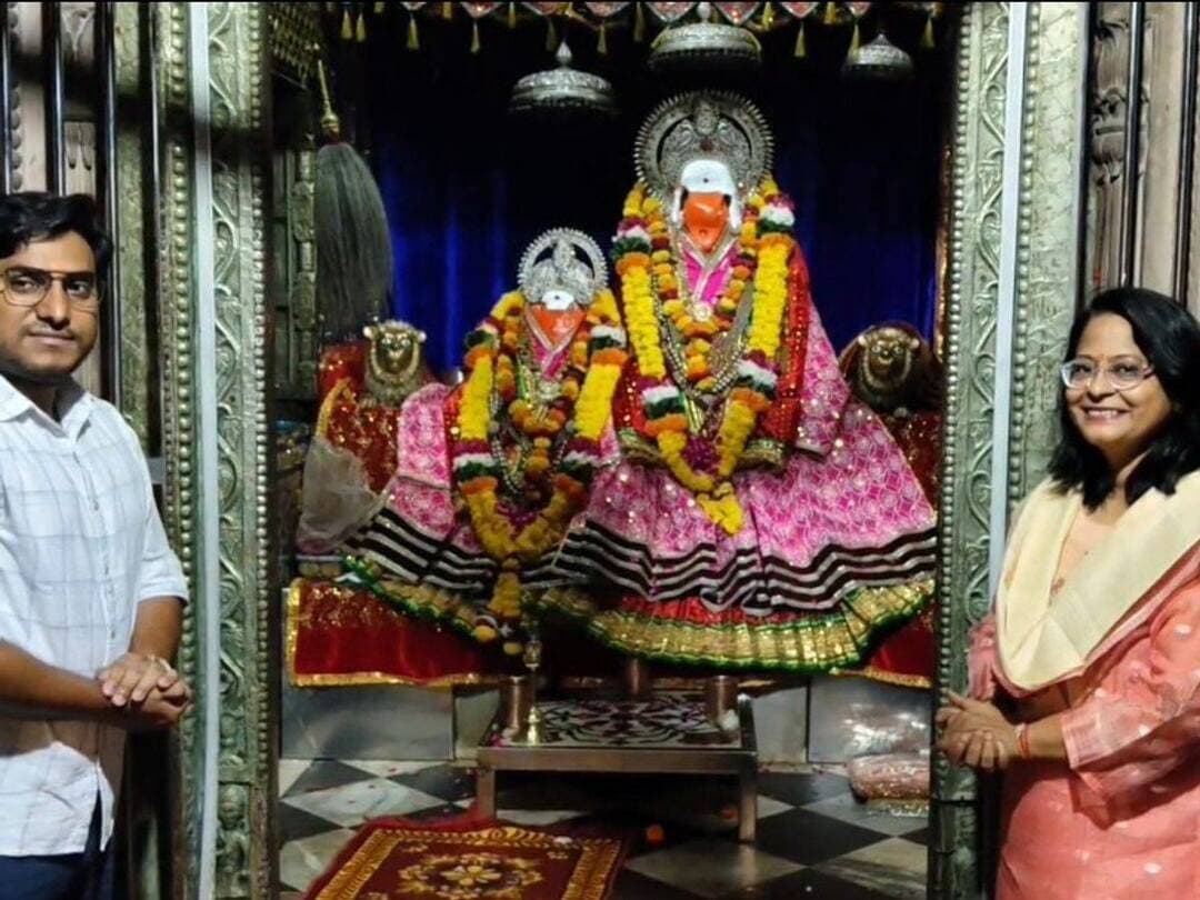#भरतपुर। जिले के प्रमुख आस्था धाम श्री कैला देवी मंदिर (झील का बाड़ा) में शारदीय नवरात्रि के पावन अवसर पर भव्य लक्खी मेले का विधिवत शुभारंभ हो गया है। मेले के पहले दिन बयाना एसडीएम अल्का श्रीवास्तव और तहसीलदार नितेश कुमार गोयल ने मंदिर परिसर में पहुंचकर विशेष पूजा-अर्चना के साथ घटस्थापना की, जिसे महंत ब्रजकिशोर शर्मा ने वैदिक मंत्रोच्चार के साथ संपन्न कराया। नवरात्रि के पूरे 9 दिनों तक यहां पंडितों की टोलियों द्वारा विशेष धार्मिक अनुष्ठान और शतचंडी यज्ञ किया जाएगा, वहीं पहले दिन बड़ी संख्या में पहुंचे श्रद्धालुओं ने मां शैलपुत्री के स्वरूप के दर्शन कर आशीर्वाद प्राप्त किया। मेले में आने वाले श्रद्धालुओं की सुरक्षा और सुविधाओं के पुख्ता इंतजाम किए गए हैं, जिसके तहत एएसपी रामगोपाल बसवाल और बयाना सदर थाना प्रभारी अवतार सिंह गुर्जर कानून-व्यवस्था संभाले हुए हैं तथा 48 सीसीटीवी कैमरों के जरिए हर गतिविधि और संदिग्धों पर पैनी नजर रखी जा रही है। इसके अलावा, श्रद्धालुओं की आवाजाही को सुगम बनाने के लिए स्पेशल रोडवेज बसें चलाई गई हैं और पेयजल, बिजली, चिकित्सा, साफ-सफाई तथा यातायात के पुख्ता प्रबंध किए गए हैं, जबकि मेला क्षेत्र में पूजा सामग्री, खिलौनों और खान-पान की दुकानें भी सज चुकी हैं।