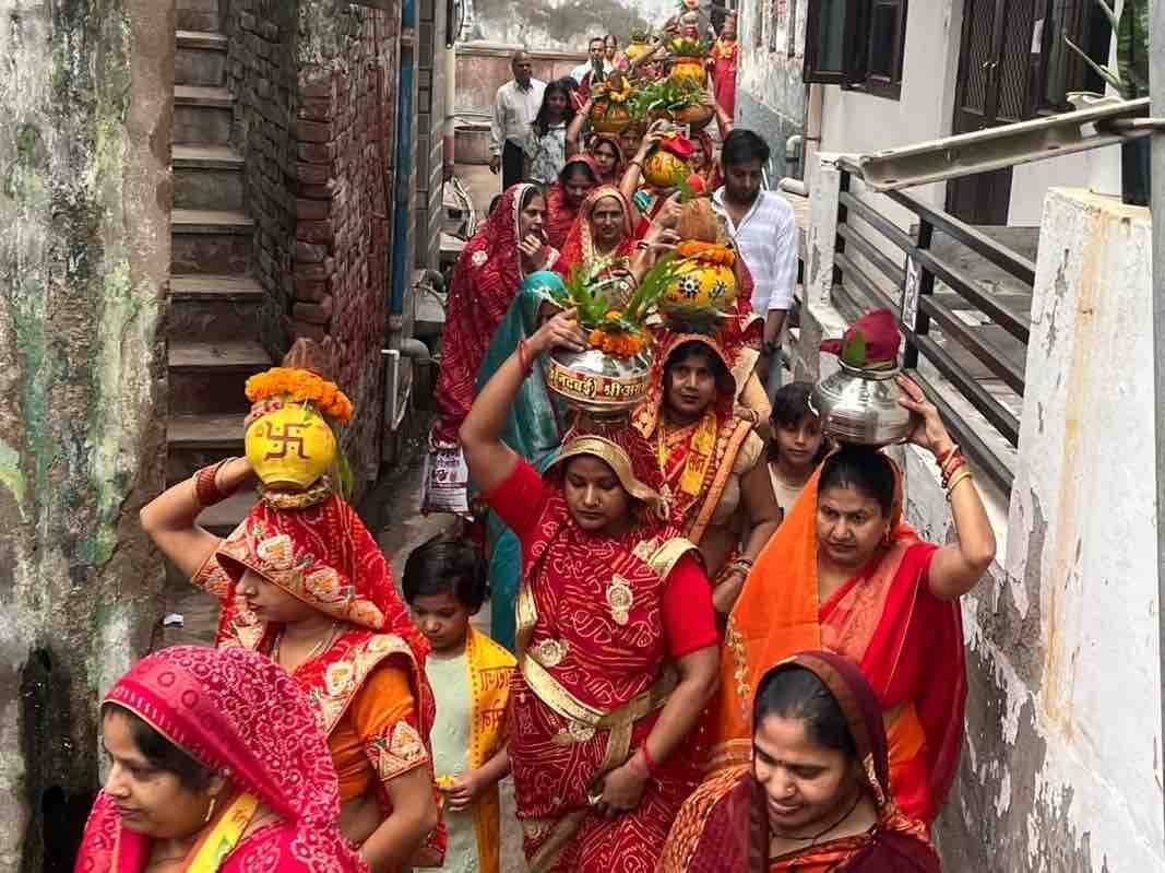 #भरतपुर। नदबई में रविवार को महाराजा अग्रसेन जयंती महोत्सव अत्यंत हर्षोल्लास और धूमधाम के साथ मनाया गया, जिसकी शुरुआत शहर के प्रमुख मार्गों से निकाली गई एक भव्य कलश यात्रा के साथ हुई। इस यात्रा में समाज की महिलाओं और सैकड़ों नागरिकों ने उत्साहपूर्वक हिस्सा लिया, और मार्ग में जगह-जगह पुष्पवर्षा कर इसका स्वागत किया गया जिससे पूरे शहर में festive माहौल नजर आया। यह कलश यात्रा नगर रोड स्थित पानी की टंकी के सामने अग्रवाल धर्मशाला पहुंचकर संपन्न हुई, जिसके बाद अग्रवाल समाज के अध्यक्ष फूलचंद गर्ग की अध्यक्षता में विभिन्न धार्मिक और सामाजिक कार्यक्रमों का विधिवत शुभारंभ हुआ। धर्मशाला में आयोजित महायज्ञ के दौरान वैदिक मंत्रोच्चार के बीच आहुतियां दी गईं और समाज तथा परिवारों की सुख-समृद्धि एवं खुशहाली की मंगल कामना की गई। महायज्ञ के पश्चात समाज के कार्यकर्ताओं की एक गोष्ठी हुई जिसमें संगठनात्मक गतिविधियों और आगामी कार्यक्रमों पर विस्तृत चर्चा की गई। महोत्सव के एक अन्य आकर्षण के रूप में मेधावी सम्मान समारोह आयोजित किया गया, जिसमें शिक्षा के क्षेत्र में उत्कृष्ट प्रदर्शन करने वाले प्रतिभाशाली विद्यार्थियों को सम्मानित कर उनका उत्साहवर्धन किया गया ताकि समाज में शिक्षा के प्रति जागरूकता और आगे बढ़ सके। इस भव्य आयोजन में अनूप गर्ग, दीपक गर्ग, हरिओम गर्ग, राकेश बंसल, नीरज गर्ग सहित महिला मंडल की संरक्षक मंजू देवी, महामंत्री बीनू गर्ग, सपना बंसल, तनु, क्षमा, ऋचा, रेनू बंसल और पूजा जैन समेत बड़ी संख्या में समाज के गणमान्य लोग एवं महिलाएं उपस्थित रहीं।